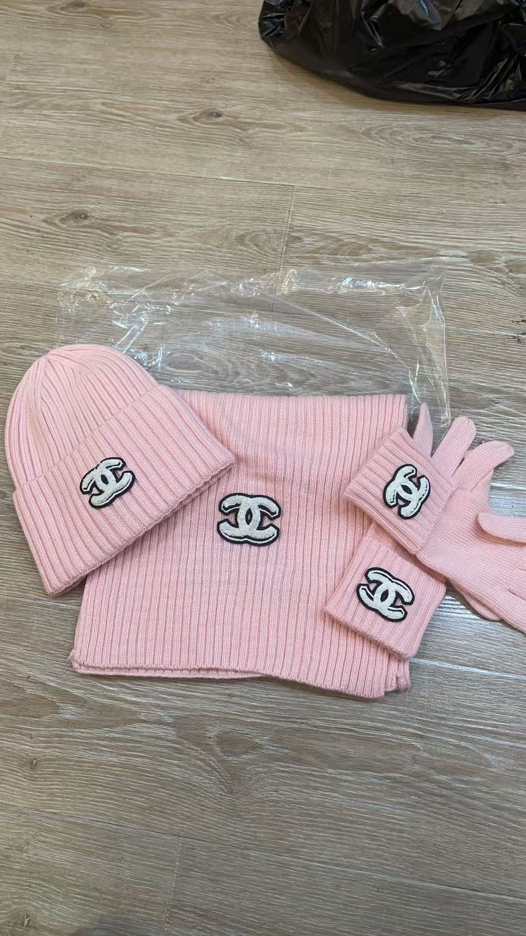 NO:602142,Chanel Chanel hat, gloves and scarf three-piece set high-quality cashmere warm and fashionable suit, suit, chanel, chanel, gloves, hats19860909Chanel香奈儿帽子手套围巾三件套套装高品质羊绒保暖又时尚套装,套装,chanel,chanel,gloves,hats,accessory