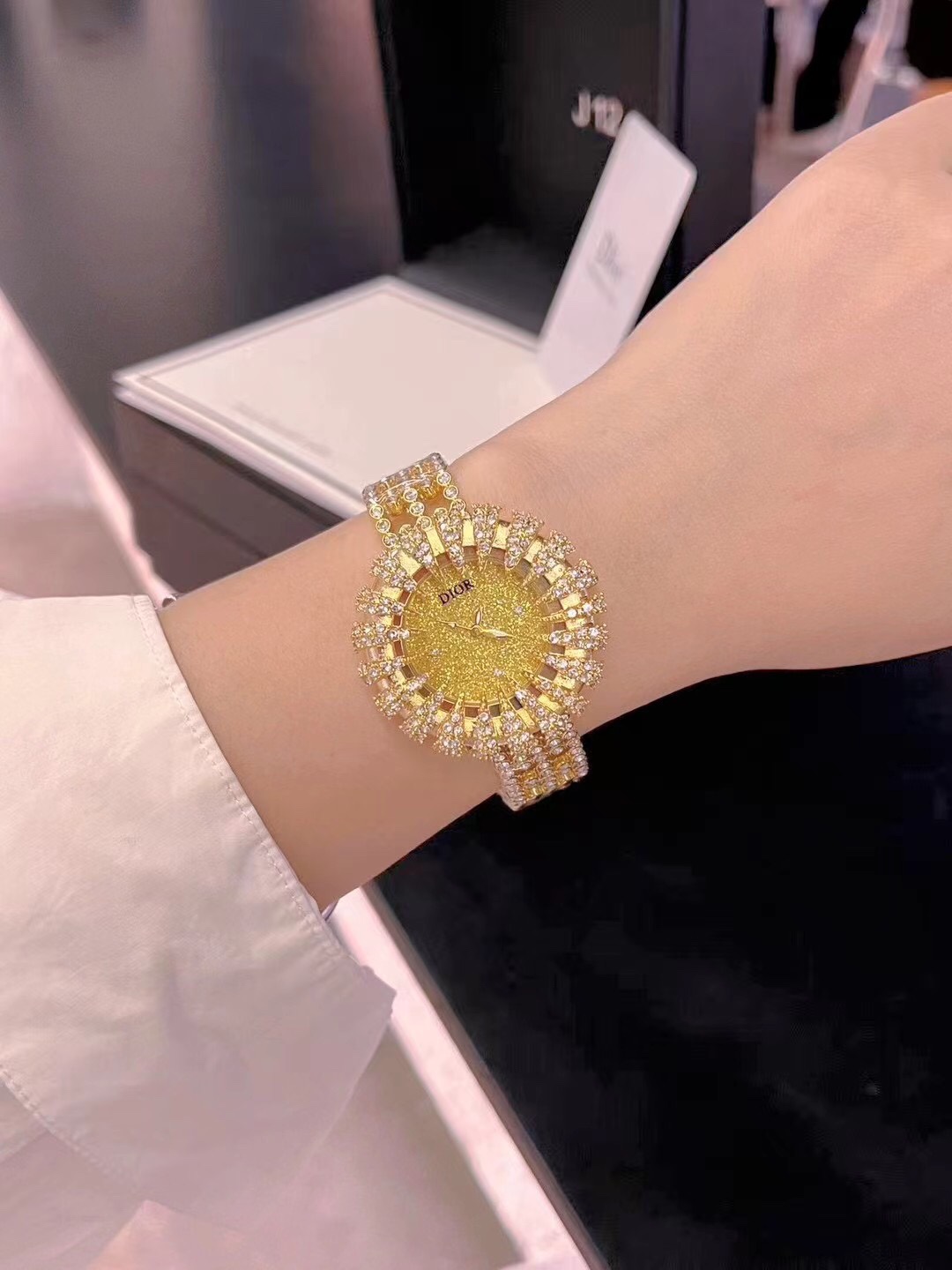 Luxurious Dior Wristwatch Series with All-Diamond Design and Snowflake Details - 图片 9