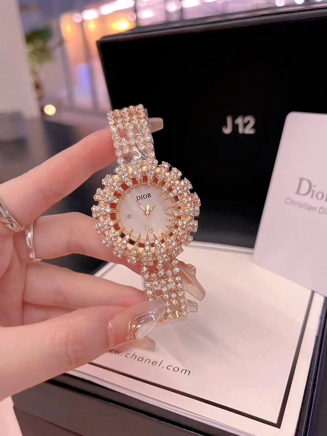Luxurious Dior Wristwatch Series with All-Diamond Design and Snowflake Details - 图片 5