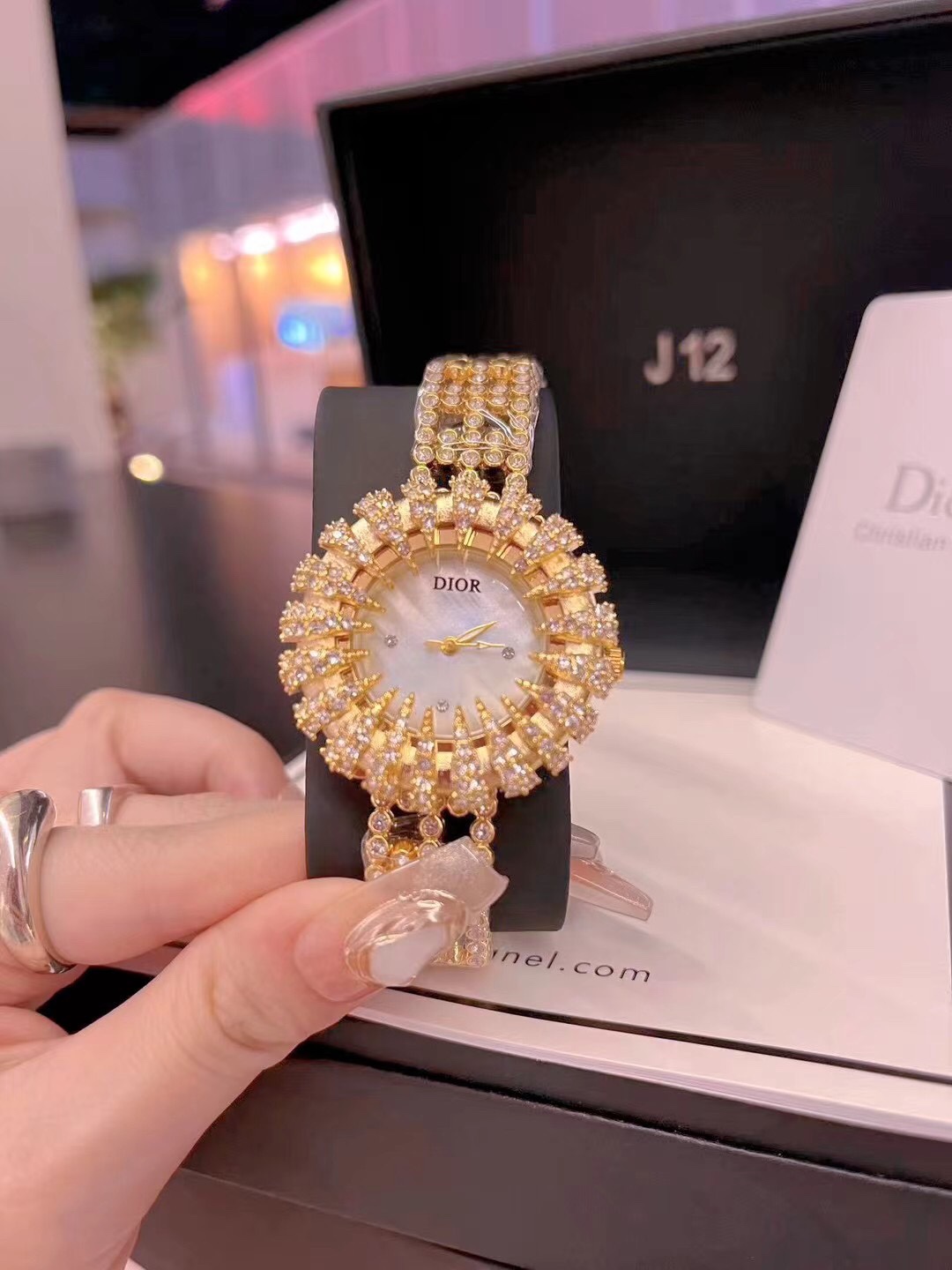 Luxurious Dior Wristwatch Series with All-Diamond Design and Snowflake Details - 图片 3