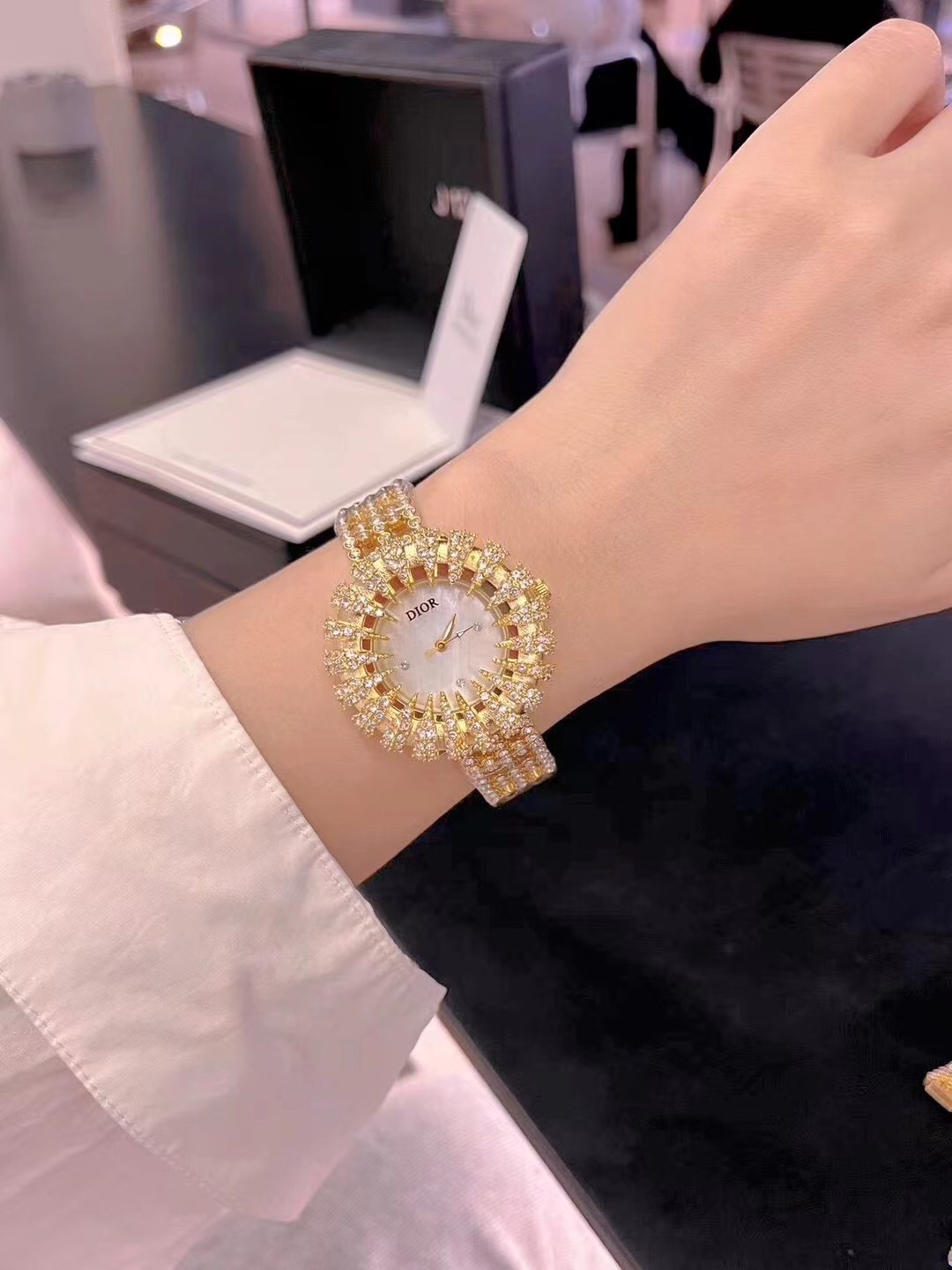 Luxurious Dior Wristwatch Series with All-Diamond Design and Snowflake Details - 图片 8