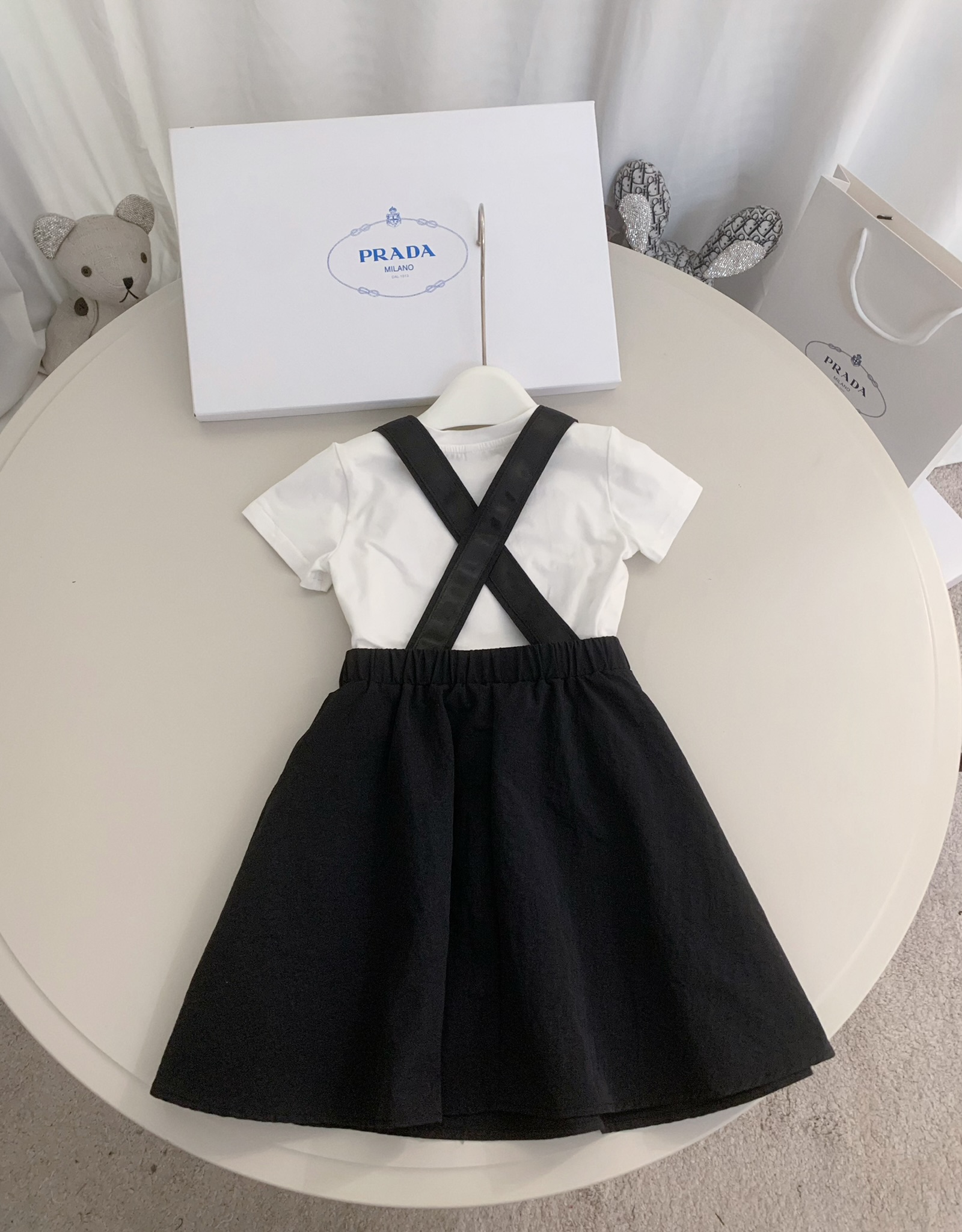 “Prada Summer Collection: High-End Child Clothes in Picture Colors and Various Sizes” - 图片 6