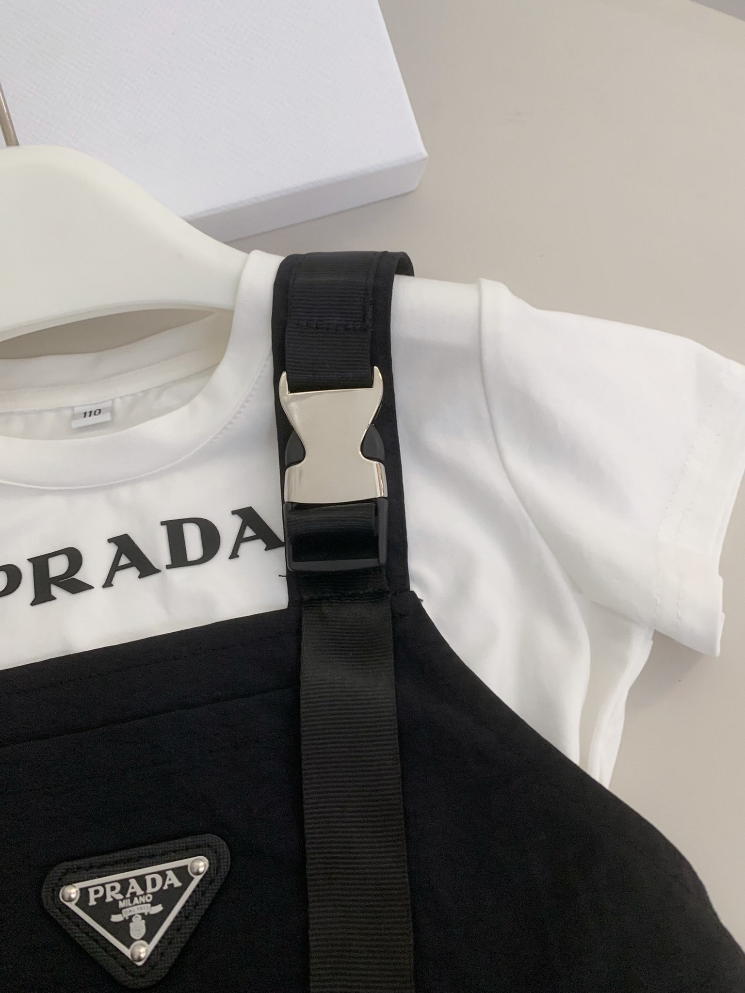 “Prada Summer Collection: High-End Child Clothes in Picture Colors and Various Sizes” - 图片 3