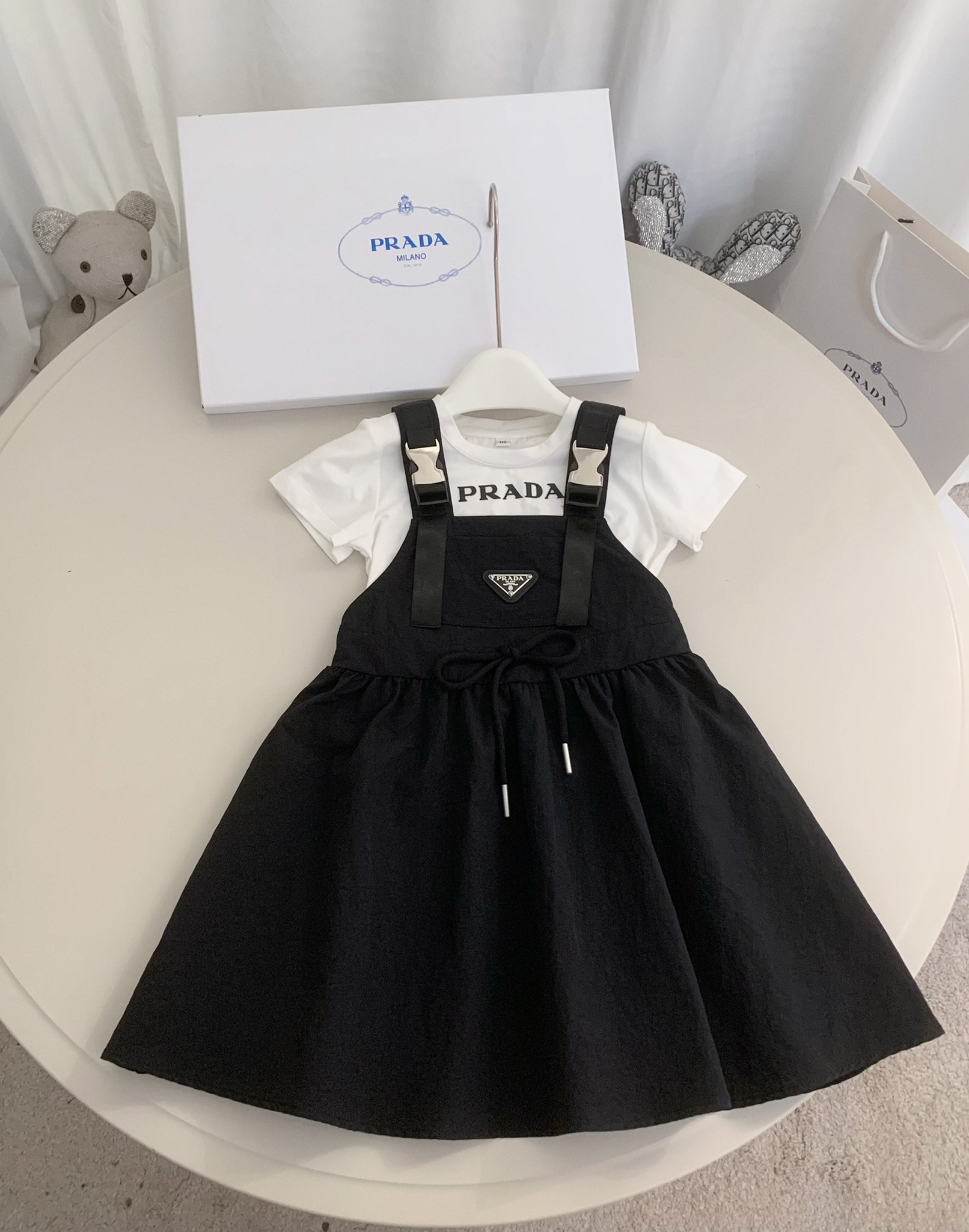 “Prada Summer Collection: High-End Child Clothes in Picture Colors and Various Sizes” - 图片 2