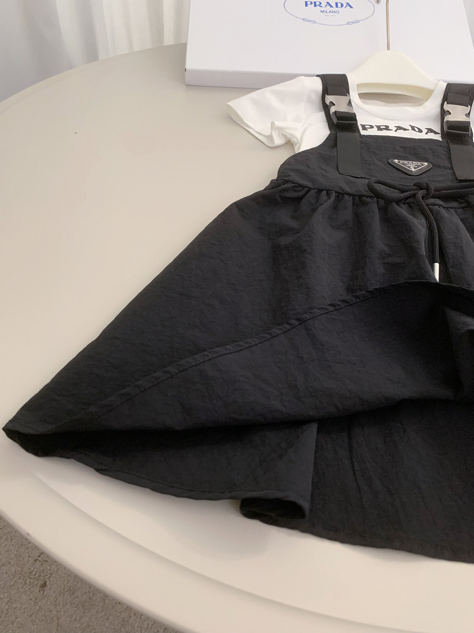 “Prada Summer Collection: High-End Child Clothes in Picture Colors and Various Sizes” - 图片 4