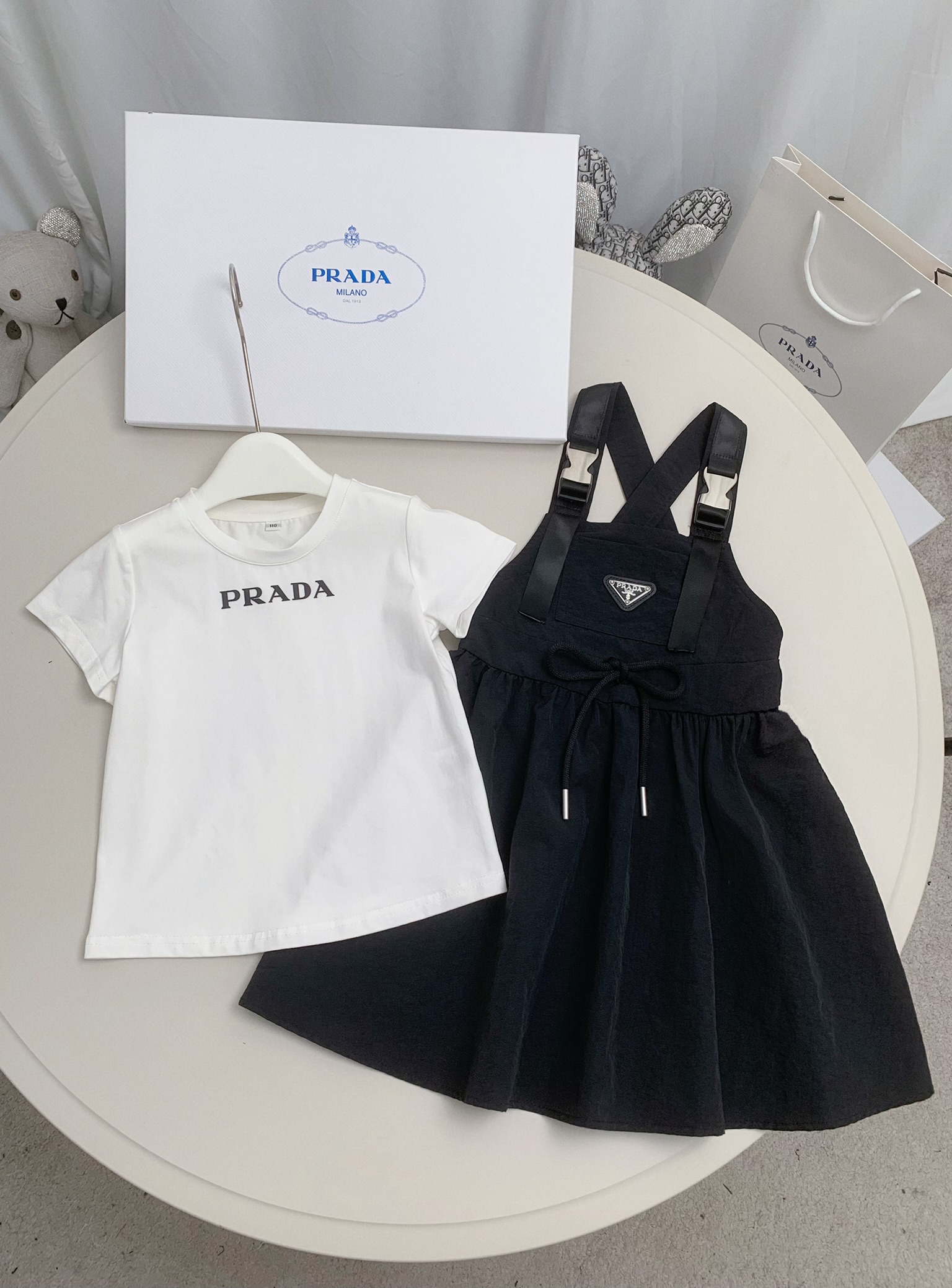 “Prada Summer Collection: High-End Child Clothes in Picture Colors and Various Sizes” - 图片 1