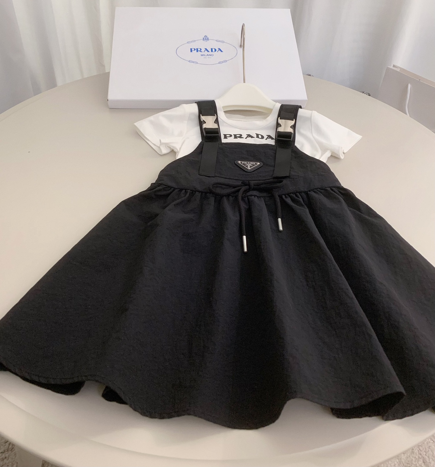 “Prada Summer Collection: High-End Child Clothes in Picture Colors and Various Sizes” - 图片 5