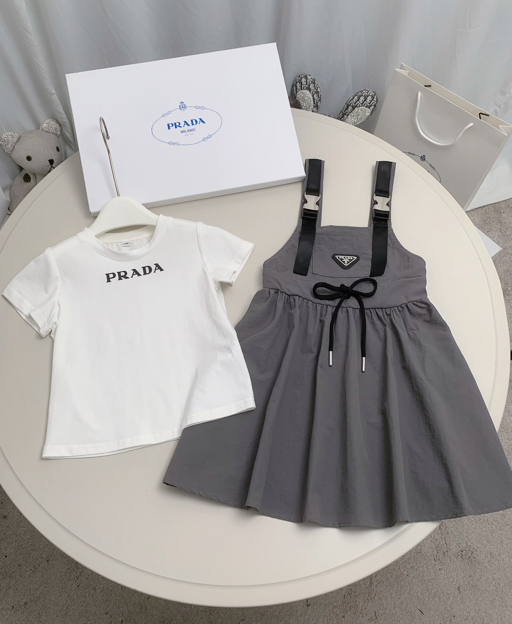 “Prada Summer Collection: High-End Child Clothes for Ages 110-160” - 图片 1