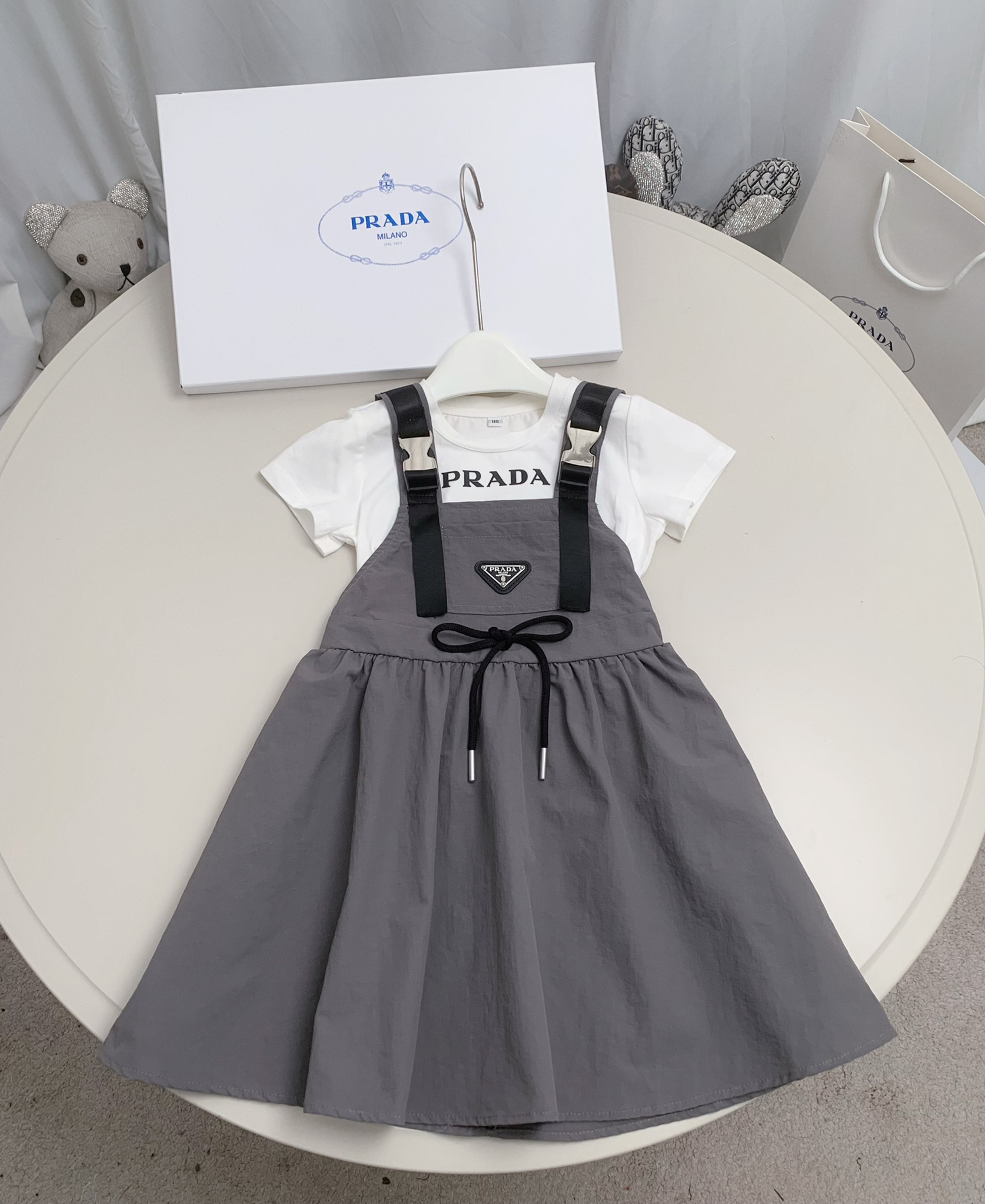 “Prada Summer Collection: High-End Child Clothes for Ages 110-160” - 图片 2