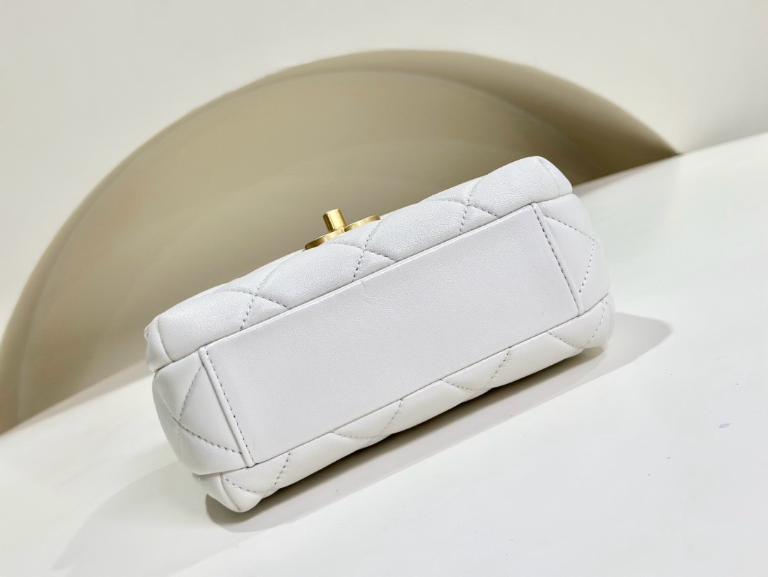 [Chanel Women