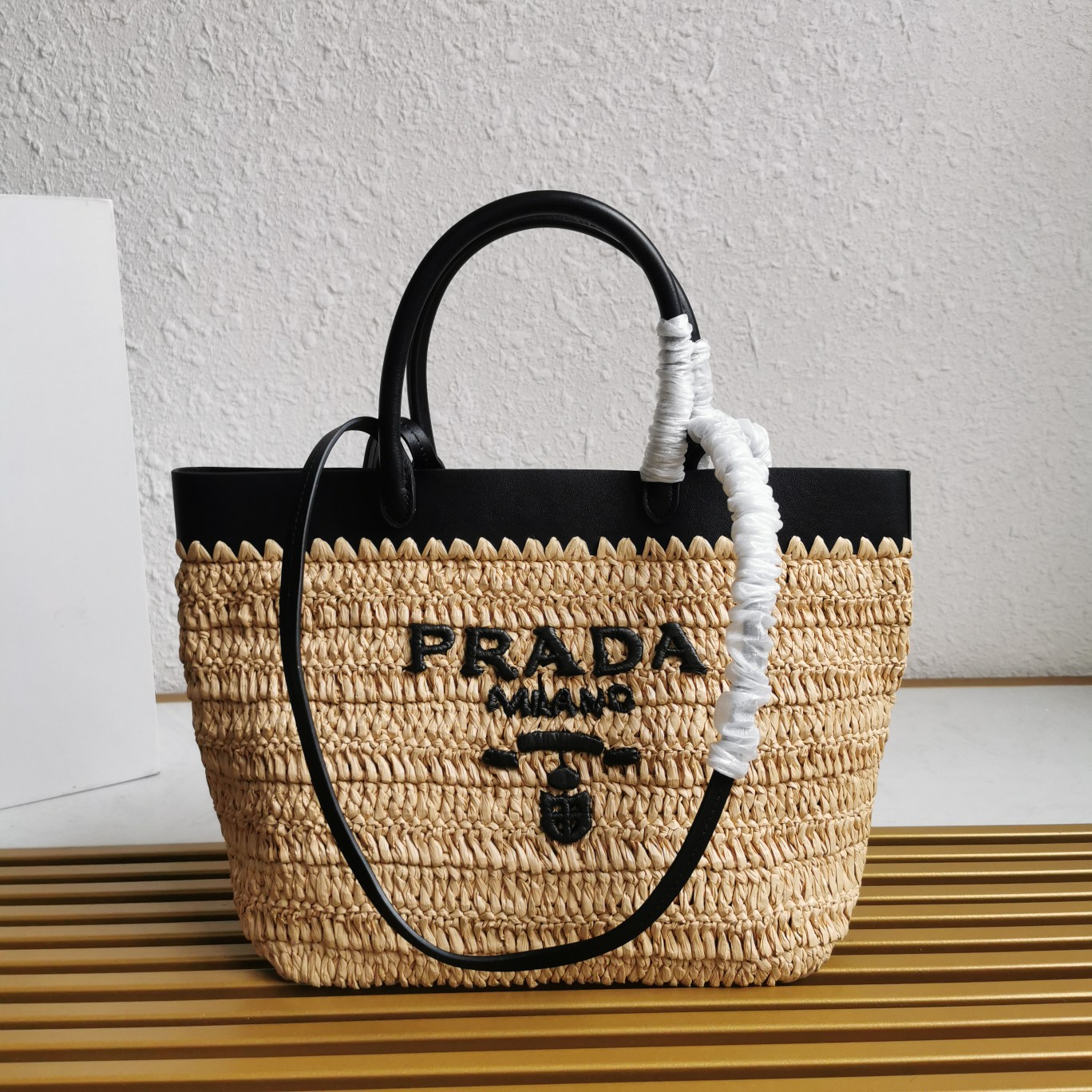 Prada 款号：1BG500 (中号) 新款草编托特包 这款现代而 的托特包结合钩编工艺和皮革细节