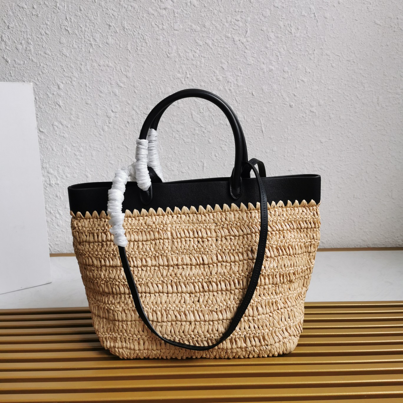 Prada 款号：1BG500 (中号) 新款草编托特包 这款现代而 的托特包结合钩编工艺和皮革细节