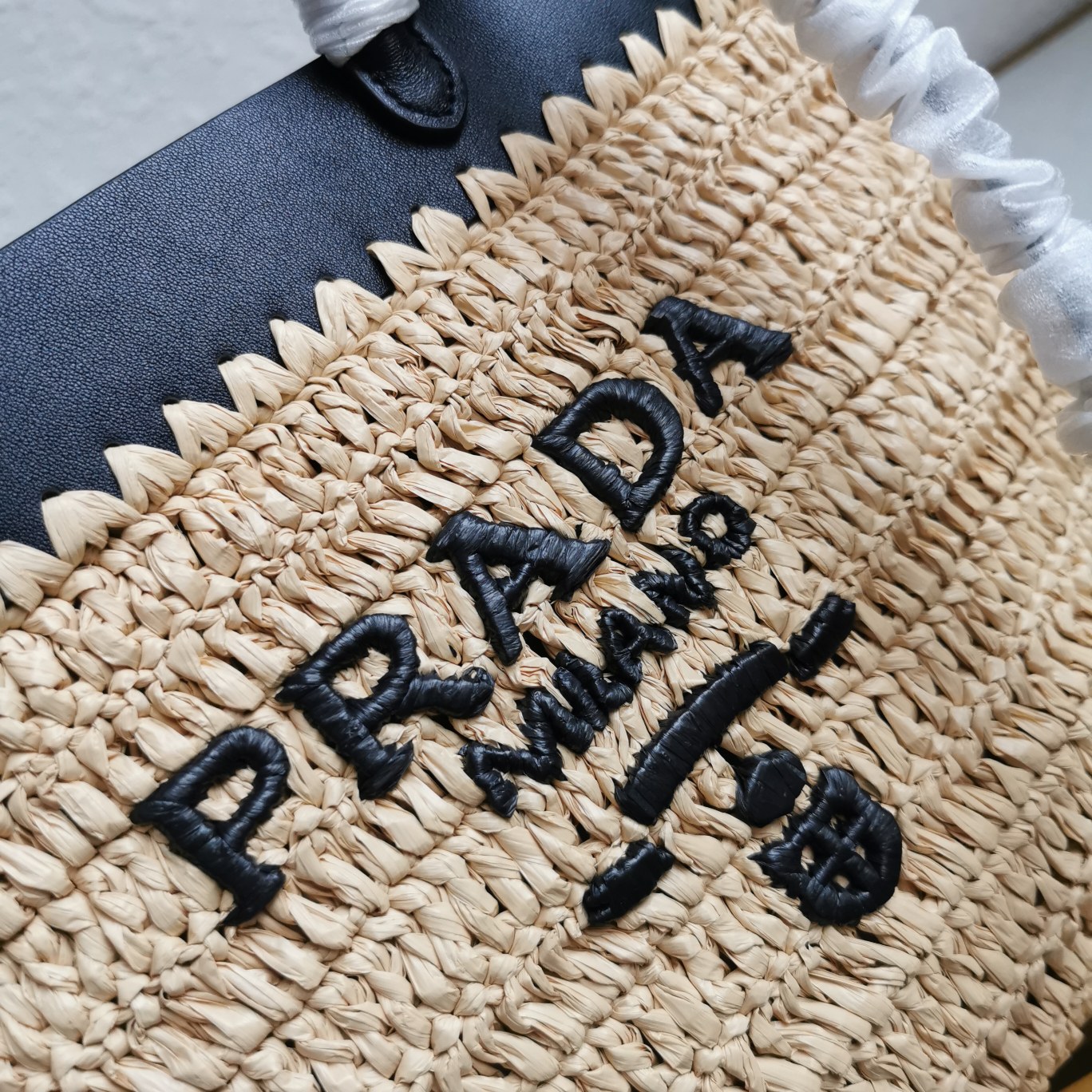 Prada 款号：1BG500 (中号) 新款草编托特包 这款现代而 的托特包结合钩编工艺和皮革细节