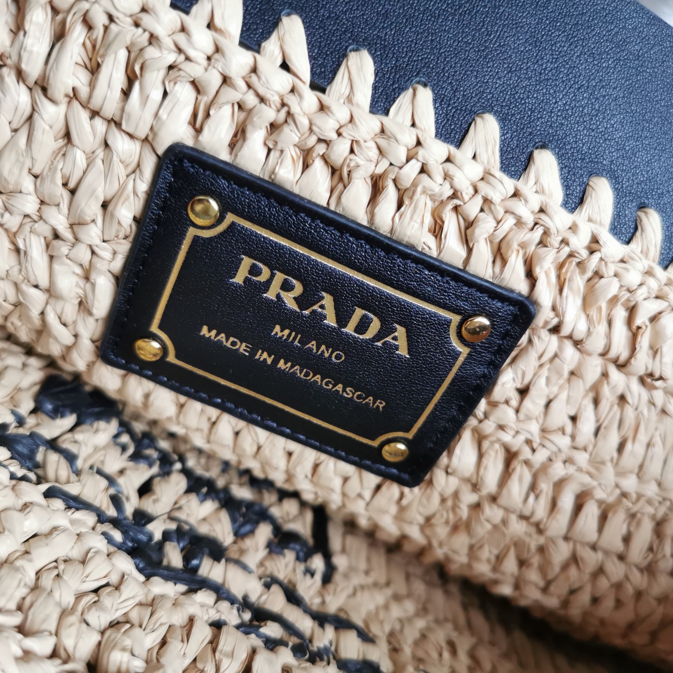 Prada 款号：1BG500 (中号) 新款草编托特包 这款现代而 的托特包结合钩编工艺和皮革细节