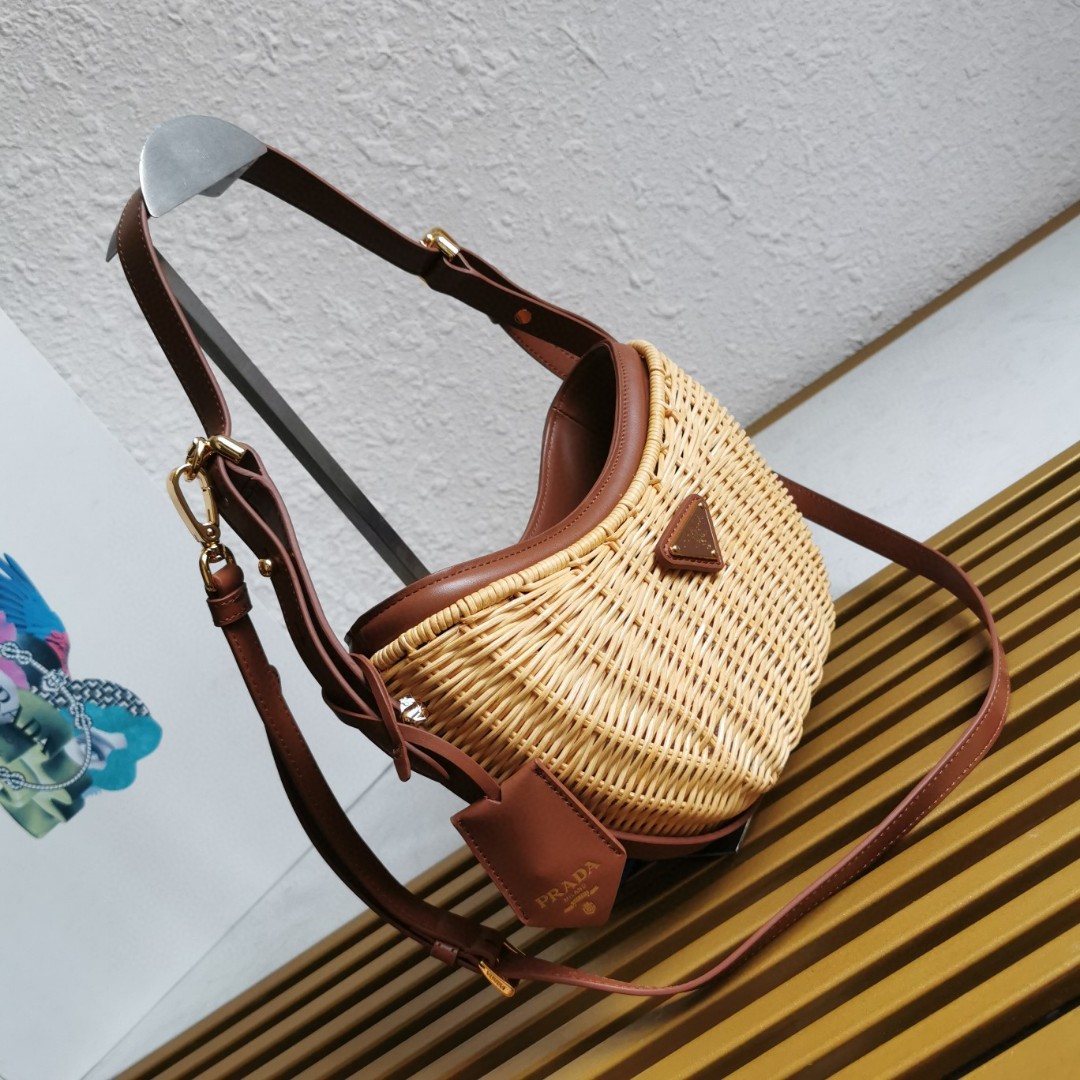 Unknown 型号1BC202 梭织面料赋予其结构感和独特性 搭配标志性的三角形徽标