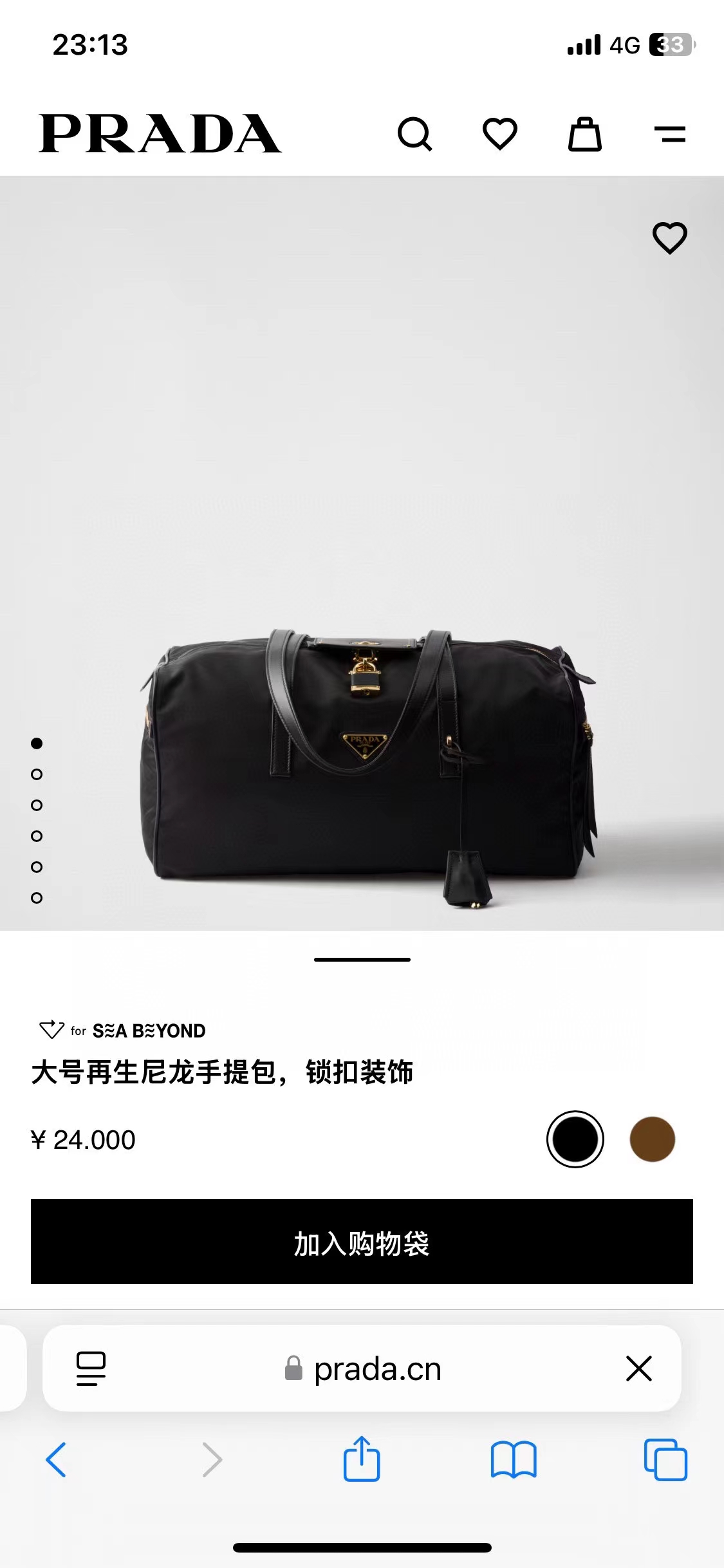 NO:383657,[Top Original List] New large handbag 1BB135 is here. This recycled nylon handbag combines practical details, embellishes leather trim, vividly interprets the archive design. Large capacity, matched with classic lock closure, inspired by a suitcase. Leather handheld handle, 32 cm long, removable leather keychain, decorated with metal hardware accessories and an enamel-coated triangle metal logo, and zippers and padlock closures add unique elements.  Large capacity and space, can be casual, cool, practical and fashionable. If you like it, hurry up and buy it. Size length 40x height 21x bottom 20cm, Prada [top original list], prada, keychain19860909【顶级原单】新款大号手提包1BB135到货 这款再生尼龙手袋结合实用细节,点缀皮革饰边,生动演绎档案库设计.大容量,搭配经典锁扣开合,灵感源自旅行箱.皮革手提柄,垂长32厘米,可拆卸皮革钥匙扣,饰有金属五金配件和涂珐琅三角形金属徽标,拉链和挂锁开合增添别致元素．容量空间大,可休闲可酷背起来又实用又时尚喜欢的宝宝们赶紧入手吧尺寸长40x高21x底20cm,普拉达【顶级原单】,prada,keychain,Bag