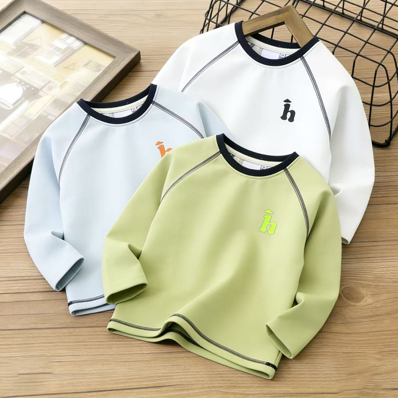 Precio de venta @79.9 Sudadera con costuras visibles pequeña h, tallas 120-170. Tejido: algodón Mamba de 220 g. Colores…