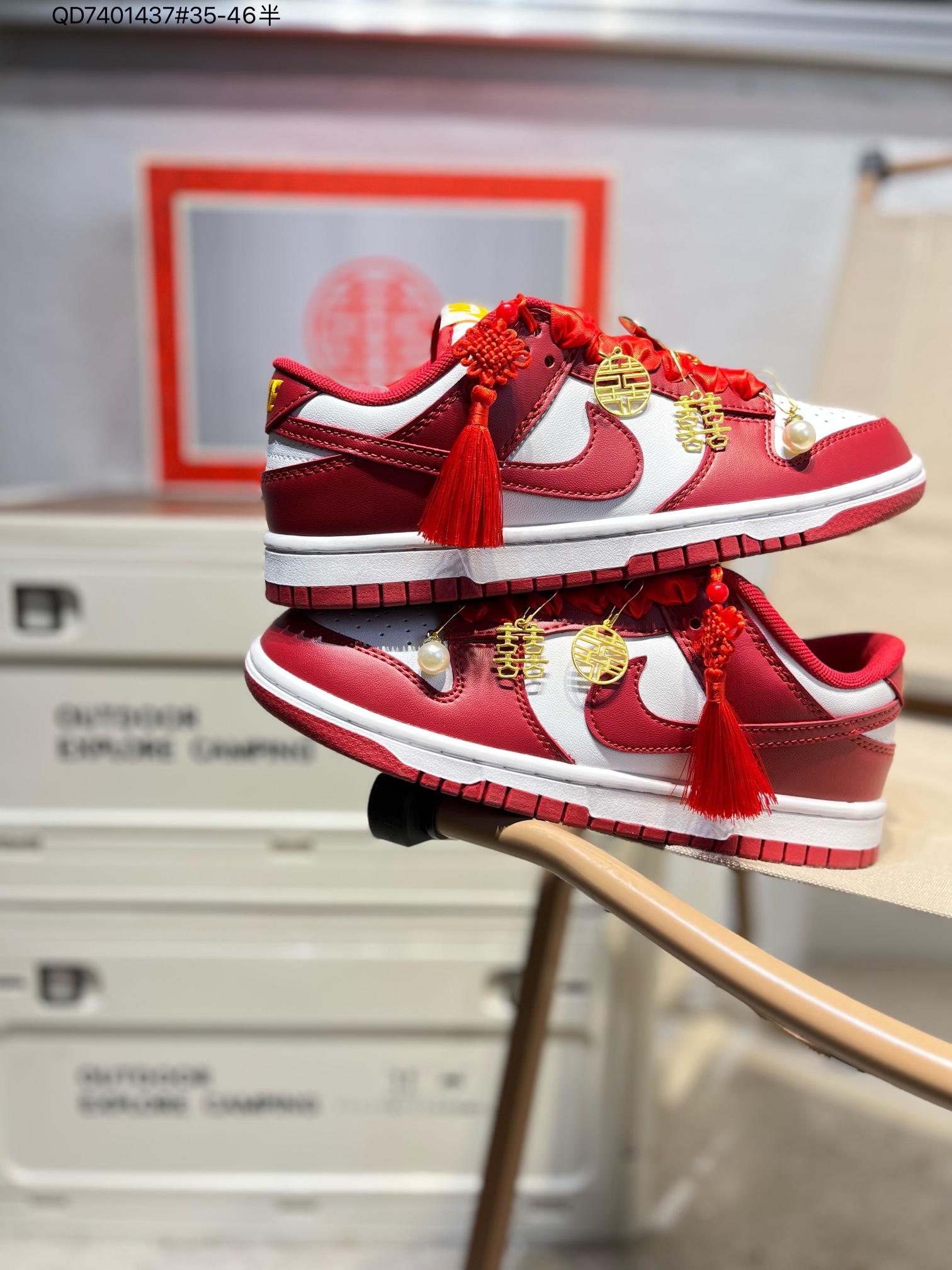 💰240
婚庆系列❗️ [定制球鞋] 
Nike Dunk Low Retro 耐克 SB 低帮 婚庆主题红白 国潮金玉良缘婚鞋 该定制版球鞋选用原鞋选用为Nike Dunk防滑耐磨低帮板鞋白红色，灵感来中式婚庆，保留原鞋红白基调的基础上，加入红色丝绸鞋带、配饰双喜金属小挂件，标志性的Swoosh则以红色呈现，呈现出中式婚礼的喜庆、富贵、庄重！鞋面金属挂件及鞋头喜字均可拆卸，同时满足婚庆和日常穿搭需求。DD1391 QD7401437#35-46半