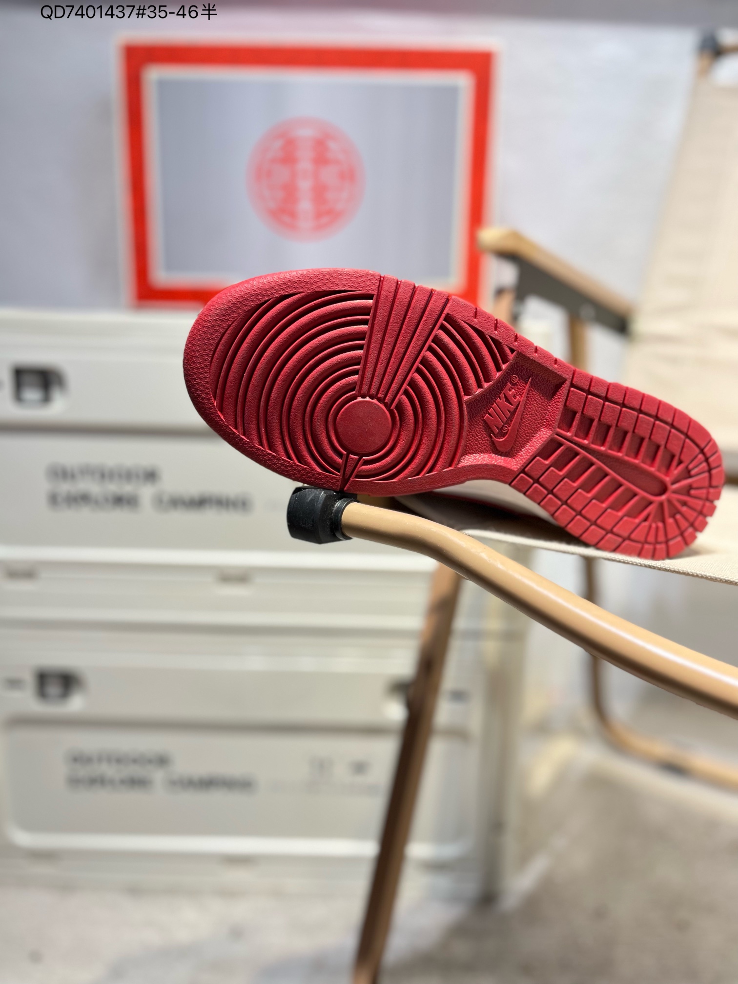 💰240
婚庆系列❗️ [定制球鞋] 
Nike Dunk Low Retro 耐克 SB 低帮 婚庆主题红白 国潮金玉良缘婚鞋 该定制版球鞋选用原鞋选用为Nike Dunk防滑耐磨低帮板鞋白红色，灵感来中式婚庆，保留原鞋红白基调的基础上，加入红色丝绸鞋带、配饰双喜金属小挂件，标志性的Swoosh则以红色呈现，呈现出中式婚礼的喜庆、富贵、庄重！鞋面金属挂件及鞋头喜字均可拆卸，同时满足婚庆和日常穿搭需求。DD1391 QD7401437#35-46半