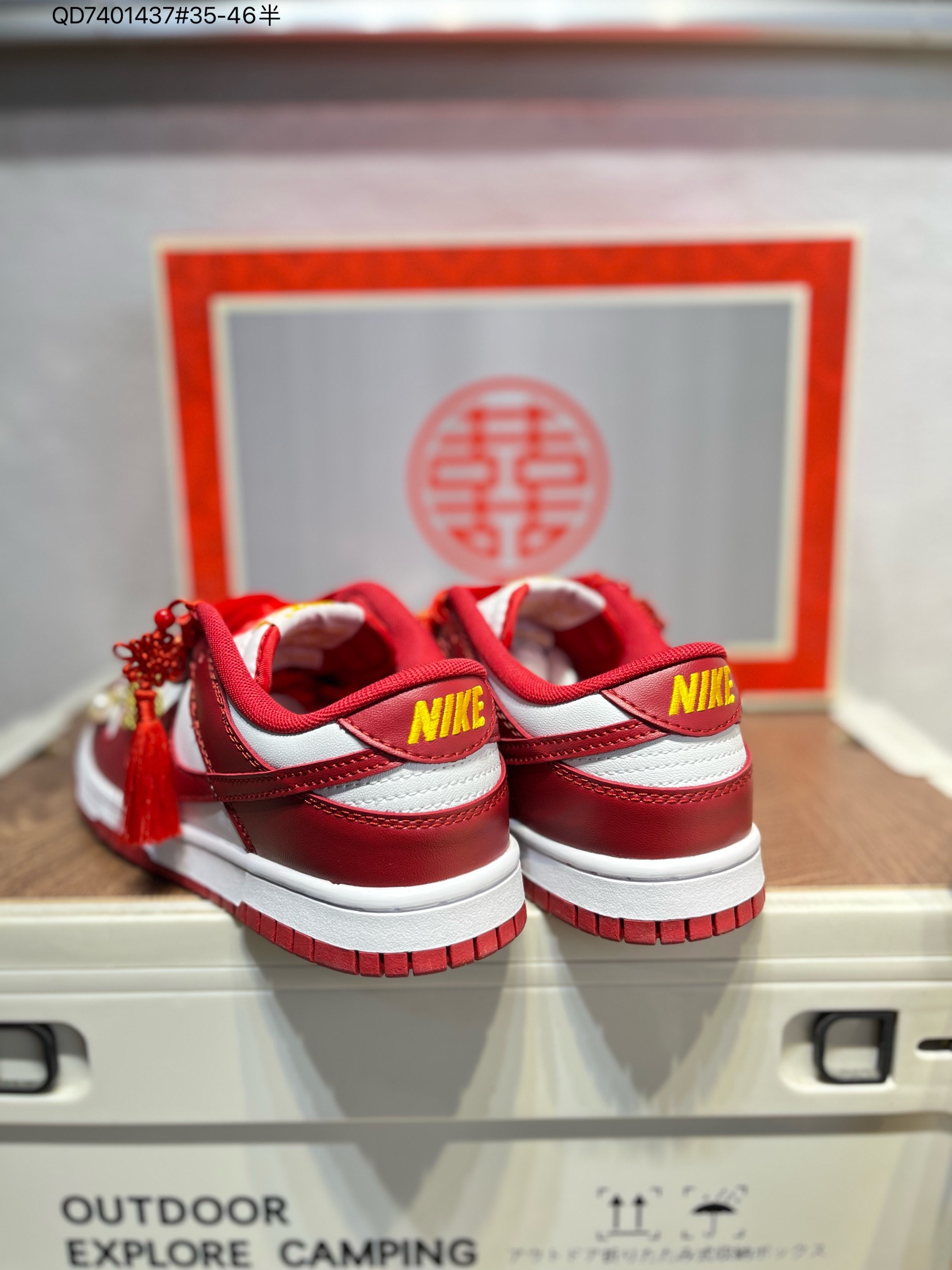 💰240
婚庆系列❗️ [定制球鞋] 
Nike Dunk Low Retro 耐克 SB 低帮 婚庆主题红白 国潮金玉良缘婚鞋 该定制版球鞋选用原鞋选用为Nike Dunk防滑耐磨低帮板鞋白红色，灵感来中式婚庆，保留原鞋红白基调的基础上，加入红色丝绸鞋带、配饰双喜金属小挂件，标志性的Swoosh则以红色呈现，呈现出中式婚礼的喜庆、富贵、庄重！鞋面金属挂件及鞋头喜字均可拆卸，同时满足婚庆和日常穿搭需求。DD1391 QD7401437#35-46半