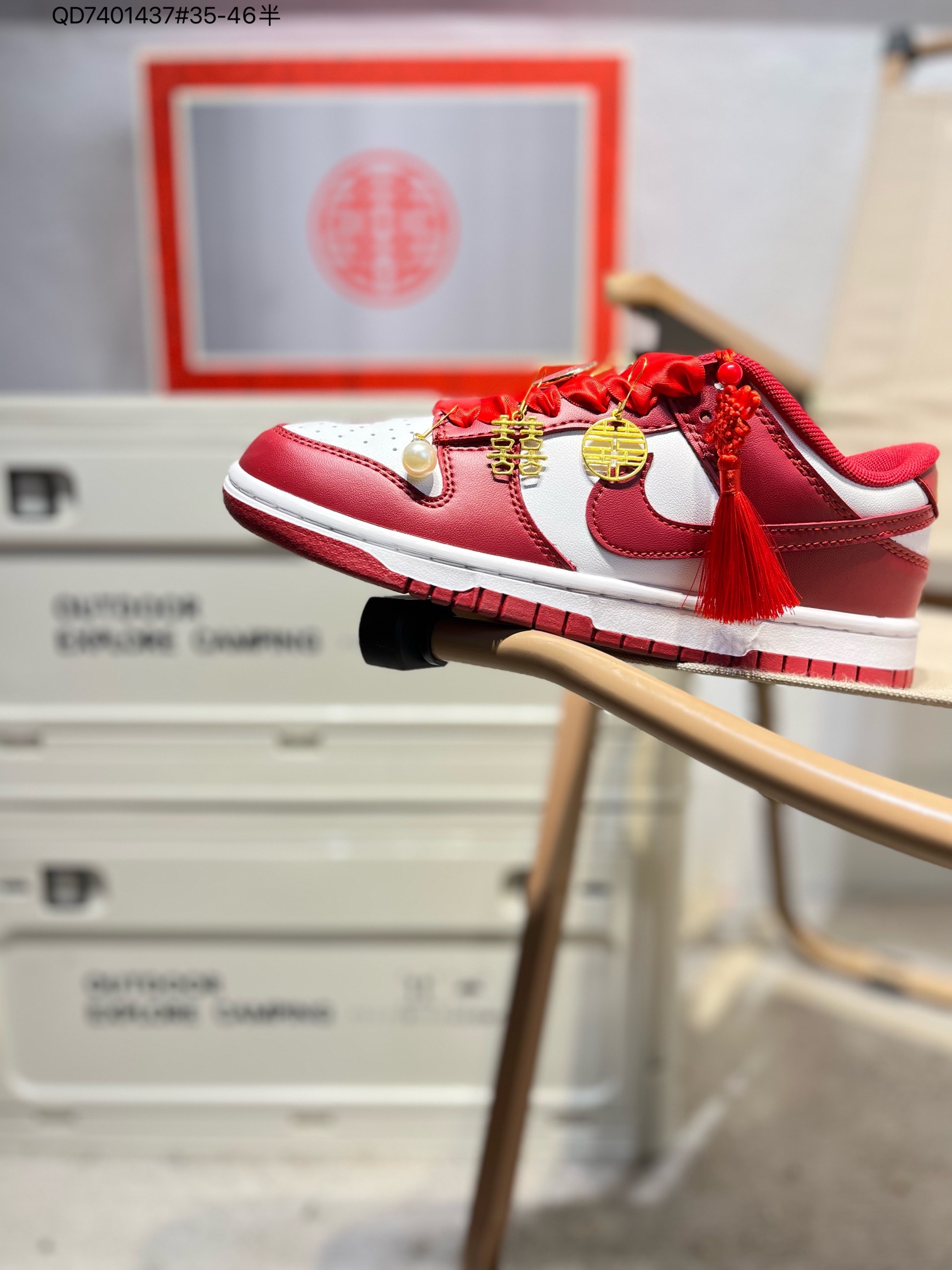💰240
婚庆系列❗️ [定制球鞋] 
Nike Dunk Low Retro 耐克 SB 低帮 婚庆主题红白 国潮金玉良缘婚鞋 该定制版球鞋选用原鞋选用为Nike Dunk防滑耐磨低帮板鞋白红色，灵感来中式婚庆，保留原鞋红白基调的基础上，加入红色丝绸鞋带、配饰双喜金属小挂件，标志性的Swoosh则以红色呈现，呈现出中式婚礼的喜庆、富贵、庄重！鞋面金属挂件及鞋头喜字均可拆卸，同时满足婚庆和日常穿搭需求。DD1391 QD7401437#35-46半
