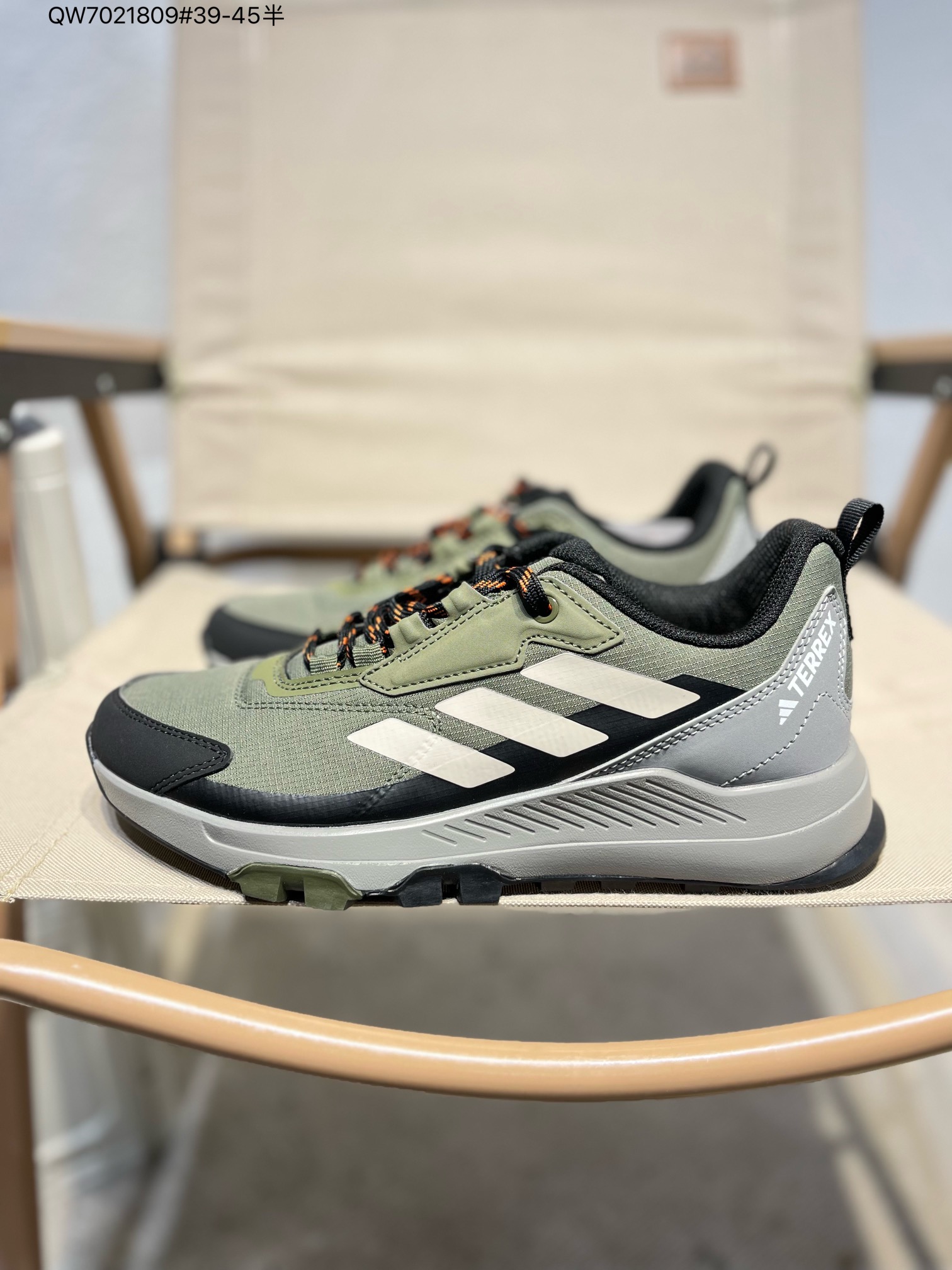 💰180 Adidas阿迪达斯Terrex Skychaser 经典款户外徒步登山缓震防滑跑步鞋徒步运动鞋,Adidas Terrex Skychaser 徒步鞋将越野跑的精确度和徒步旅行者的耐用性和稳定性。设计旨在适合崎岖路面,伴你舒适行走在泥泞湿滑的小径上。 得益于 BOOST,每一步都以新鲜能量为下一步提供燃料,因此您可以长时间徒步旅行并继续前进。 鞋面上的耐用覆盖层和加固中底可抵抗崎岖地形,让您自信地探索。 鞋面含别致饰面,搭配结构化中底,舒适易穿.Continental 橡胶外底可抓住光滑的根部和不均匀的地面,潮湿或干燥。• 系带设计• GORE-TEX织物鞋面含熔断细节• 织物衬里配模制鞋垫• 乙烯/乙酸乙烯酯(EVA)包框和Boost中底• 外置鞋跟夹和模制鞋头帽• Continental™马牌橡胶外底含攀登区域。ID3465 QW7021809#39-45半