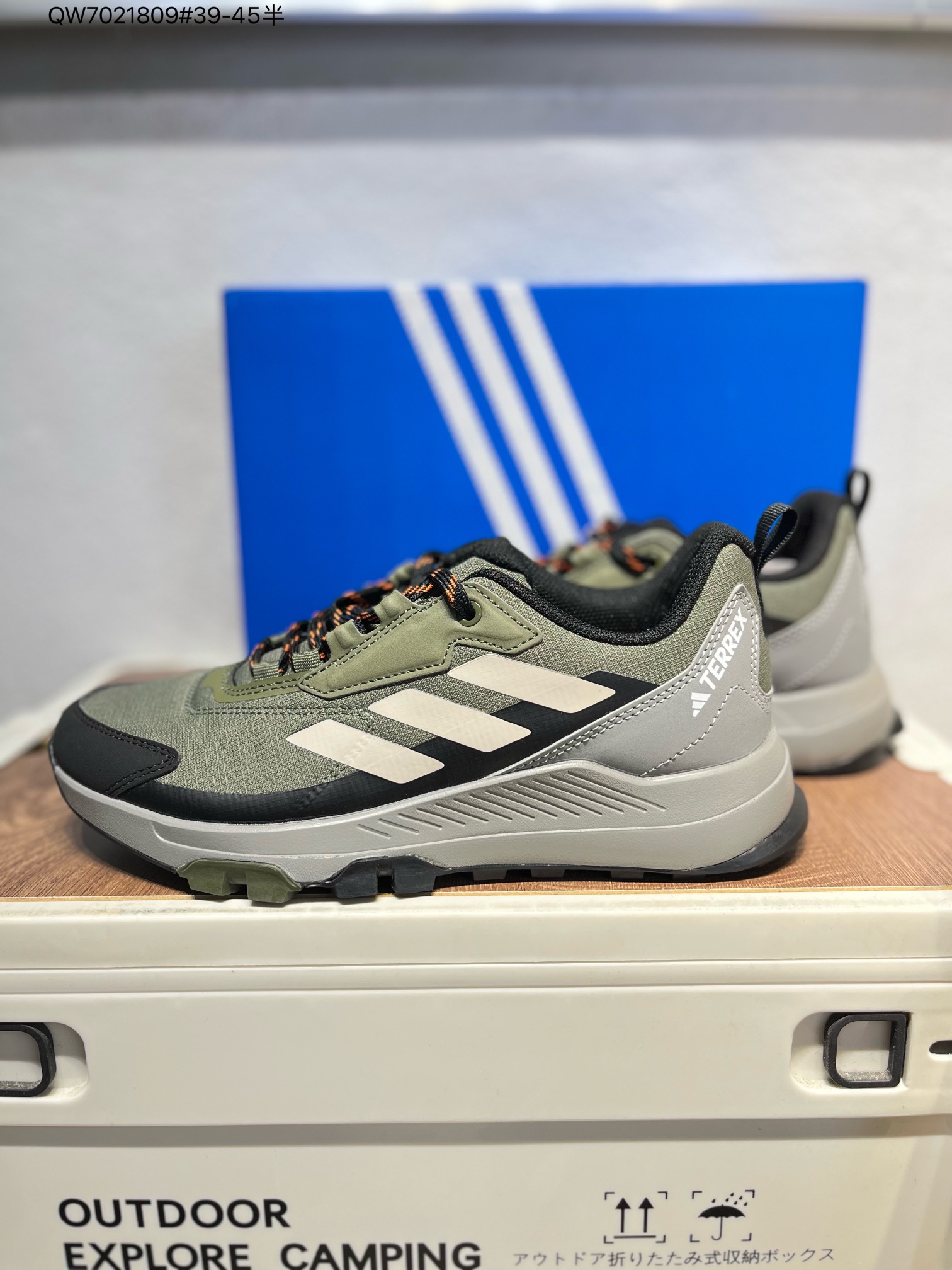 💰180 Adidas阿迪达斯Terrex Skychaser 经典款户外徒步登山缓震防滑跑步鞋徒步运动鞋,Adidas Terrex Skychaser 徒步鞋将越野跑的精确度和徒步旅行者的耐用性和稳定性。设计旨在适合崎岖路面,伴你舒适行走在泥泞湿滑的小径上。 得益于 BOOST,每一步都以新鲜能量为下一步提供燃料,因此您可以长时间徒步旅行并继续前进。 鞋面上的耐用覆盖层和加固中底可抵抗崎岖地形,让您自信地探索。 鞋面含别致饰面,搭配结构化中底,舒适易穿.Continental 橡胶外底可抓住光滑的根部和不均匀的地面,潮湿或干燥。• 系带设计• GORE-TEX织物鞋面含熔断细节• 织物衬里配模制鞋垫• 乙烯/乙酸乙烯酯(EVA)包框和Boost中底• 外置鞋跟夹和模制鞋头帽• Continental™马牌橡胶外底含攀登区域。ID3465 QW7021809#39-45半