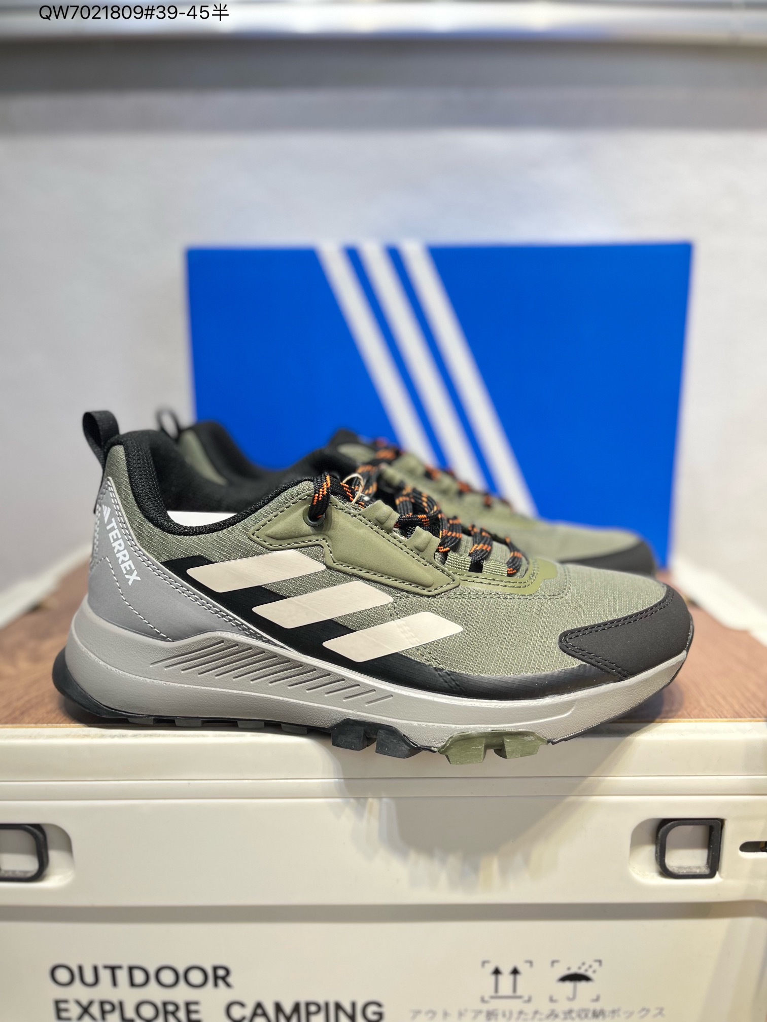 💰180 Adidas阿迪达斯Terrex Skychaser 经典款户外徒步登山缓震防滑跑步鞋徒步运动鞋,Adidas Terrex Skychaser 徒步鞋将越野跑的精确度和徒步旅行者的耐用性和稳定性。设计旨在适合崎岖路面,伴你舒适行走在泥泞湿滑的小径上。 得益于 BOOST,每一步都以新鲜能量为下一步提供燃料,因此您可以长时间徒步旅行并继续前进。 鞋面上的耐用覆盖层和加固中底可抵抗崎岖地形,让您自信地探索。 鞋面含别致饰面,搭配结构化中底,舒适易穿.Continental 橡胶外底可抓住光滑的根部和不均匀的地面,潮湿或干燥。• 系带设计• GORE-TEX织物鞋面含熔断细节• 织物衬里配模制鞋垫• 乙烯/乙酸乙烯酯(EVA)包框和Boost中底• 外置鞋跟夹和模制鞋头帽• Continental™马牌橡胶外底含攀登区域。ID3465 QW7021809#39-45半