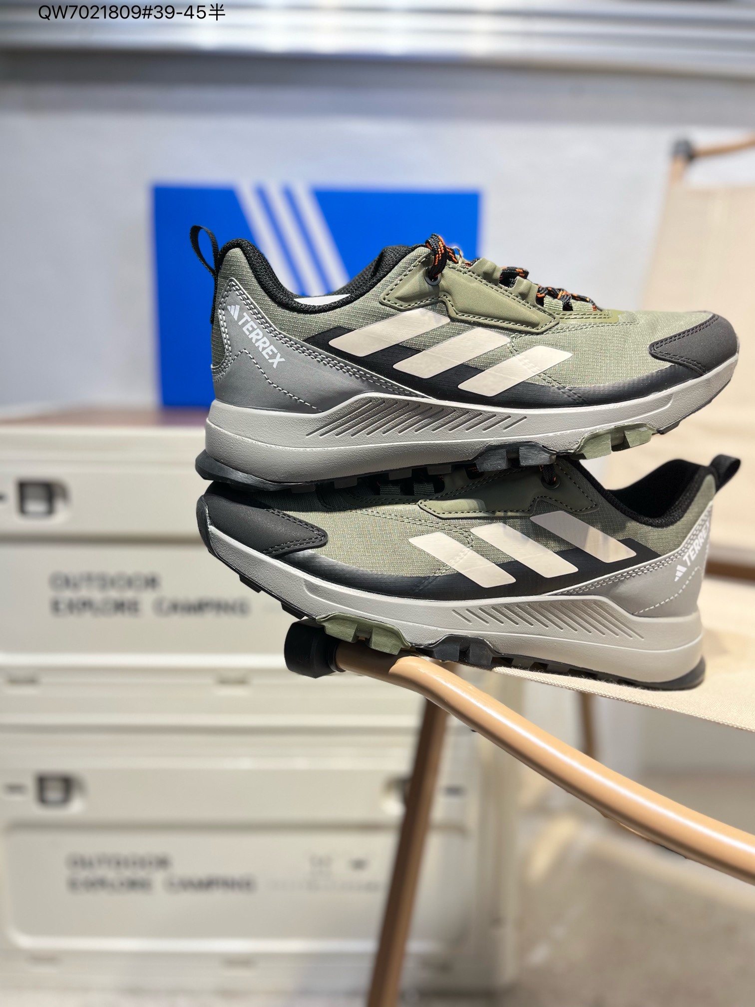 💰180 Adidas阿迪达斯Terrex Skychaser 经典款户外徒步登山缓震防滑跑步鞋徒步运动鞋,Adidas Terrex Skychaser 徒步鞋将越野跑的精确度和徒步旅行者的耐用性和稳定性。设计旨在适合崎岖路面,伴你舒适行走在泥泞湿滑的小径上。 得益于 BOOST,每一步都以新鲜能量为下一步提供燃料,因此您可以长时间徒步旅行并继续前进。 鞋面上的耐用覆盖层和加固中底可抵抗崎岖地形,让您自信地探索。 鞋面含别致饰面,搭配结构化中底,舒适易穿.Continental 橡胶外底可抓住光滑的根部和不均匀的地面,潮湿或干燥。• 系带设计• GORE-TEX织物鞋面含熔断细节• 织物衬里配模制鞋垫• 乙烯/乙酸乙烯酯(EVA)包框和Boost中底• 外置鞋跟夹和模制鞋头帽• Continental™马牌橡胶外底含攀登区域。ID3465 QW7021809#39-45半