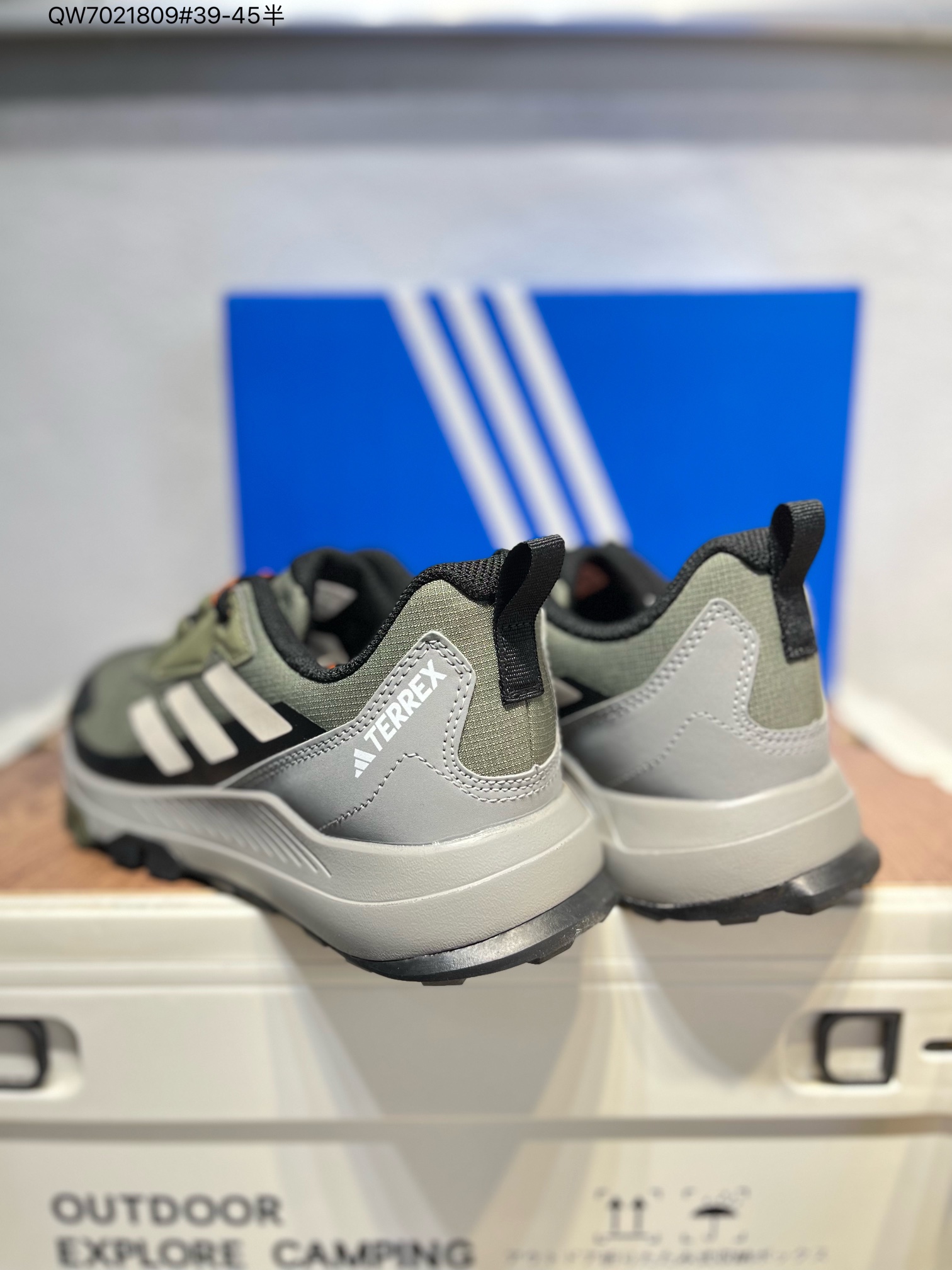 💰180 Adidas阿迪达斯Terrex Skychaser 经典款户外徒步登山缓震防滑跑步鞋徒步运动鞋,Adidas Terrex Skychaser 徒步鞋将越野跑的精确度和徒步旅行者的耐用性和稳定性。设计旨在适合崎岖路面,伴你舒适行走在泥泞湿滑的小径上。 得益于 BOOST,每一步都以新鲜能量为下一步提供燃料,因此您可以长时间徒步旅行并继续前进。 鞋面上的耐用覆盖层和加固中底可抵抗崎岖地形,让您自信地探索。 鞋面含别致饰面,搭配结构化中底,舒适易穿.Continental 橡胶外底可抓住光滑的根部和不均匀的地面,潮湿或干燥。• 系带设计• GORE-TEX织物鞋面含熔断细节• 织物衬里配模制鞋垫• 乙烯/乙酸乙烯酯(EVA)包框和Boost中底• 外置鞋跟夹和模制鞋头帽• Continental™马牌橡胶外底含攀登区域。ID3465 QW7021809#39-45半