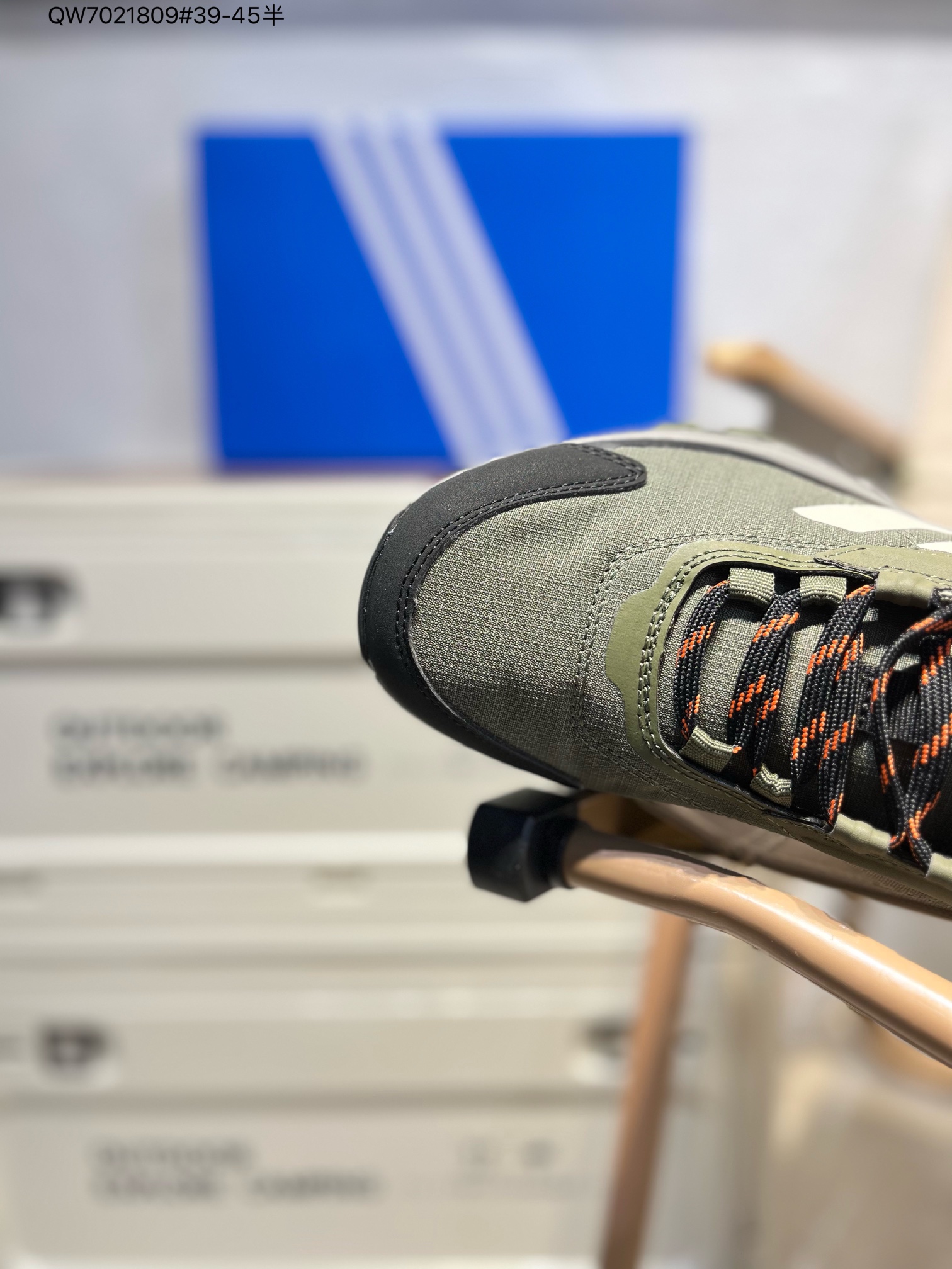 💰180 Adidas阿迪达斯Terrex Skychaser 经典款户外徒步登山缓震防滑跑步鞋徒步运动鞋,Adidas Terrex Skychaser 徒步鞋将越野跑的精确度和徒步旅行者的耐用性和稳定性。设计旨在适合崎岖路面,伴你舒适行走在泥泞湿滑的小径上。 得益于 BOOST,每一步都以新鲜能量为下一步提供燃料,因此您可以长时间徒步旅行并继续前进。 鞋面上的耐用覆盖层和加固中底可抵抗崎岖地形,让您自信地探索。 鞋面含别致饰面,搭配结构化中底,舒适易穿.Continental 橡胶外底可抓住光滑的根部和不均匀的地面,潮湿或干燥。• 系带设计• GORE-TEX织物鞋面含熔断细节• 织物衬里配模制鞋垫• 乙烯/乙酸乙烯酯(EVA)包框和Boost中底• 外置鞋跟夹和模制鞋头帽• Continental™马牌橡胶外底含攀登区域。ID3465 QW7021809#39-45半