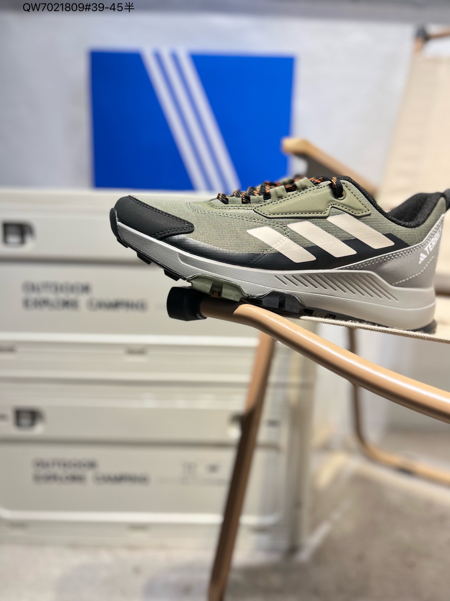 💰180 Adidas阿迪达斯Terrex Skychaser 经典款户外徒步登山缓震防滑跑步鞋徒步运动鞋,Adidas Terrex Skychaser 徒步鞋将越野跑的精确度和徒步旅行者的耐用性和稳定性。设计旨在适合崎岖路面,伴你舒适行走在泥泞湿滑的小径上。 得益于 BOOST,每一步都以新鲜能量为下一步提供燃料,因此您可以长时间徒步旅行并继续前进。 鞋面上的耐用覆盖层和加固中底可抵抗崎岖地形,让您自信地探索。 鞋面含别致饰面,搭配结构化中底,舒适易穿.Continental 橡胶外底可抓住光滑的根部和不均匀的地面,潮湿或干燥。• 系带设计• GORE-TEX织物鞋面含熔断细节• 织物衬里配模制鞋垫• 乙烯/乙酸乙烯酯(EVA)包框和Boost中底• 外置鞋跟夹和模制鞋头帽• Continental™马牌橡胶外底含攀登区域。ID3465 QW7021809#39-45半
