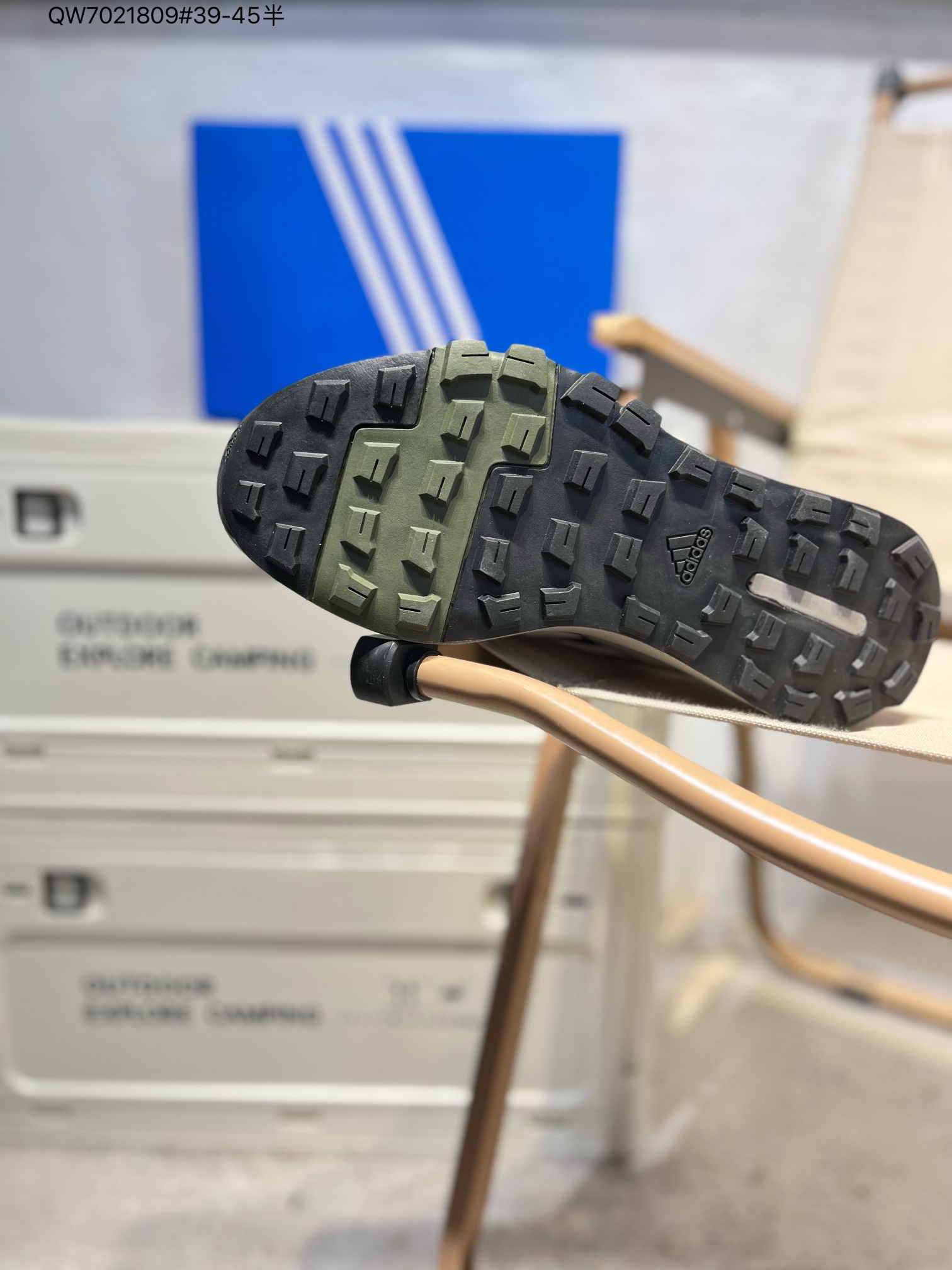 💰180 Adidas阿迪达斯Terrex Skychaser 经典款户外徒步登山缓震防滑跑步鞋徒步运动鞋,Adidas Terrex Skychaser 徒步鞋将越野跑的精确度和徒步旅行者的耐用性和稳定性。设计旨在适合崎岖路面,伴你舒适行走在泥泞湿滑的小径上。 得益于 BOOST,每一步都以新鲜能量为下一步提供燃料,因此您可以长时间徒步旅行并继续前进。 鞋面上的耐用覆盖层和加固中底可抵抗崎岖地形,让您自信地探索。 鞋面含别致饰面,搭配结构化中底,舒适易穿.Continental 橡胶外底可抓住光滑的根部和不均匀的地面,潮湿或干燥。• 系带设计• GORE-TEX织物鞋面含熔断细节• 织物衬里配模制鞋垫• 乙烯/乙酸乙烯酯(EVA)包框和Boost中底• 外置鞋跟夹和模制鞋头帽• Continental™马牌橡胶外底含攀登区域。ID3465 QW7021809#39-45半