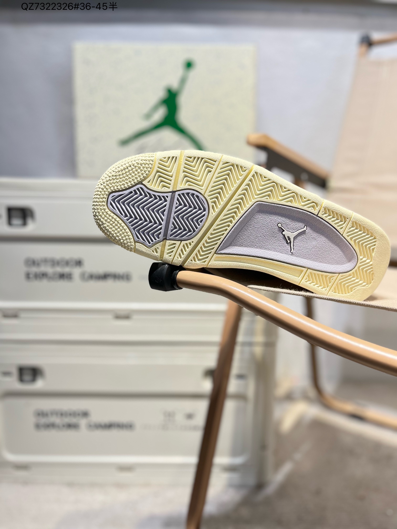 💰160
耐克 新款 Nike Air Jordan 4 Retro OG 低帮 迈克尔·乔丹AJ4代乔4 复古休闲运动文化篮球鞋。秉承轻量化的速度型篮球鞋设计思想完成设计，降低重量的同时提升舒适度，中底延续前作使用了分离式后掌可视化 Air Sole气垫。鞋带孔和后跟鞋提以籃网为造型灵感，将篮球运动巧妙融入到鞋款的设计之中，使鞋身整体富有流动性、节奏感和优雅气质。FQ7940 QZ7322326#36-45半
