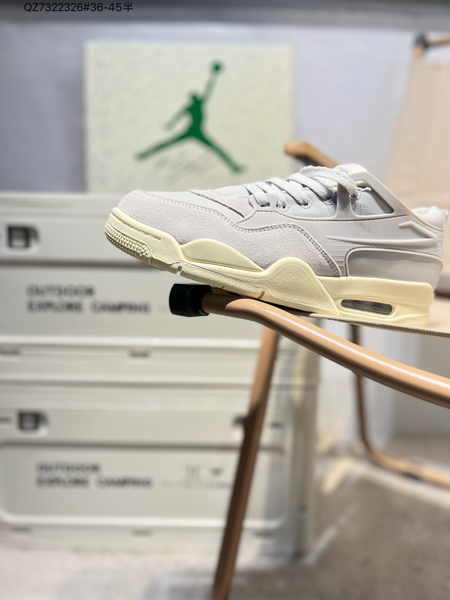 💰160
耐克 新款 Nike Air Jordan 4 Retro OG 低帮 迈克尔·乔丹AJ4代乔4 复古休闲运动文化篮球鞋。秉承轻量化的速度型篮球鞋设计思想完成设计，降低重量的同时提升舒适度，中底延续前作使用了分离式后掌可视化 Air Sole气垫。鞋带孔和后跟鞋提以籃网为造型灵感，将篮球运动巧妙融入到鞋款的设计之中，使鞋身整体富有流动性、节奏感和优雅气质。FQ7940 QZ7322326#36-45半