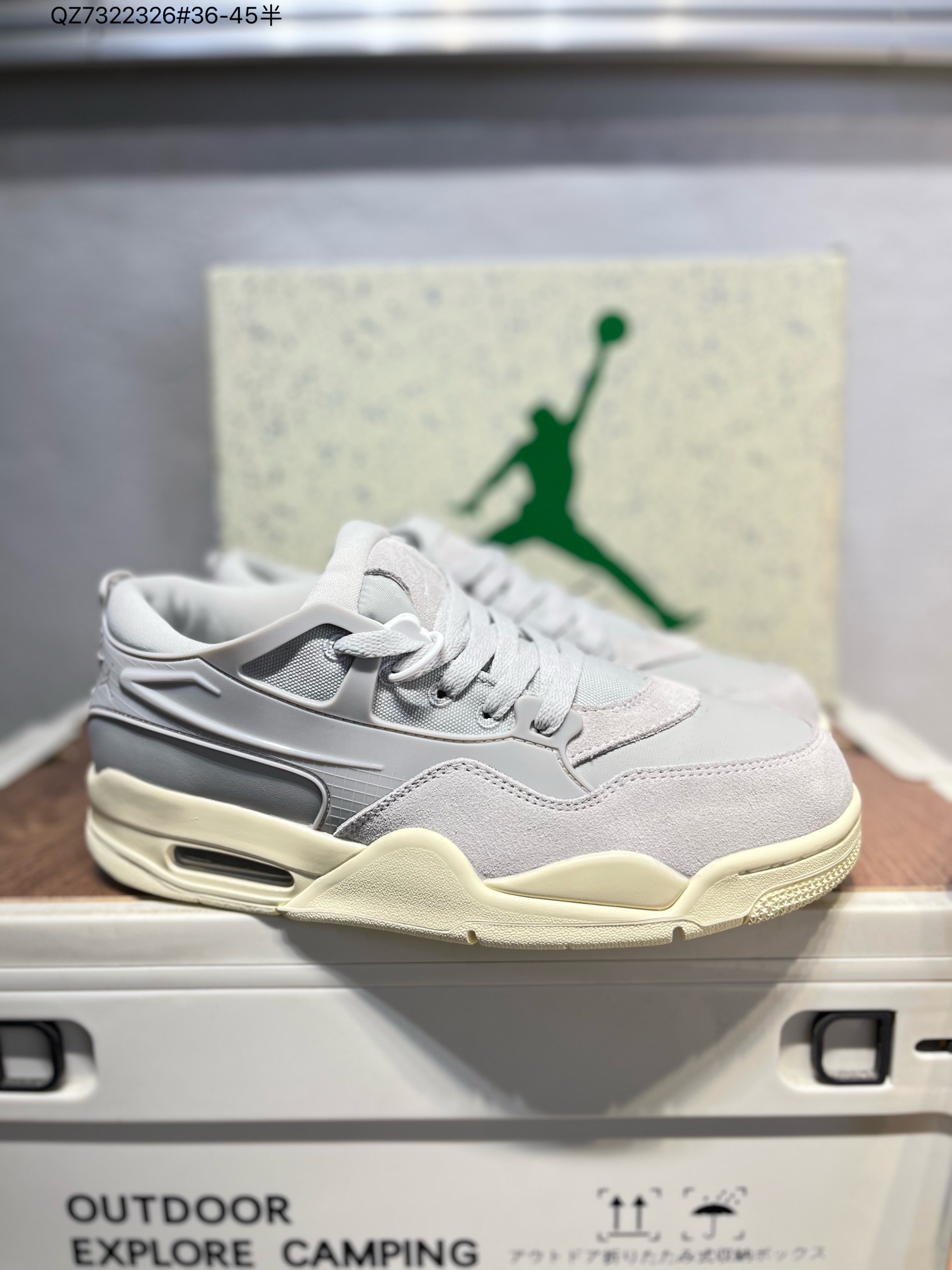 💰160
耐克 新款 Nike Air Jordan 4 Retro OG 低帮 迈克尔·乔丹AJ4代乔4 复古休闲运动文化篮球鞋。秉承轻量化的速度型篮球鞋设计思想完成设计，降低重量的同时提升舒适度，中底延续前作使用了分离式后掌可视化 Air Sole气垫。鞋带孔和后跟鞋提以籃网为造型灵感，将篮球运动巧妙融入到鞋款的设计之中，使鞋身整体富有流动性、节奏感和优雅气质。FQ7940 QZ7322326#36-45半
