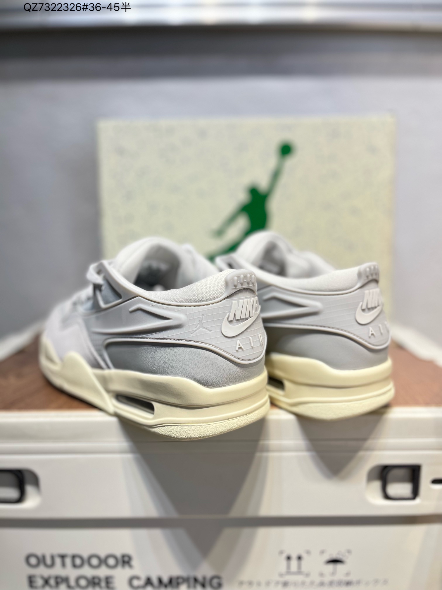 💰160
耐克 新款 Nike Air Jordan 4 Retro OG 低帮 迈克尔·乔丹AJ4代乔4 复古休闲运动文化篮球鞋。秉承轻量化的速度型篮球鞋设计思想完成设计，降低重量的同时提升舒适度，中底延续前作使用了分离式后掌可视化 Air Sole气垫。鞋带孔和后跟鞋提以籃网为造型灵感，将篮球运动巧妙融入到鞋款的设计之中，使鞋身整体富有流动性、节奏感和优雅气质。FQ7940 QZ7322326#36-45半