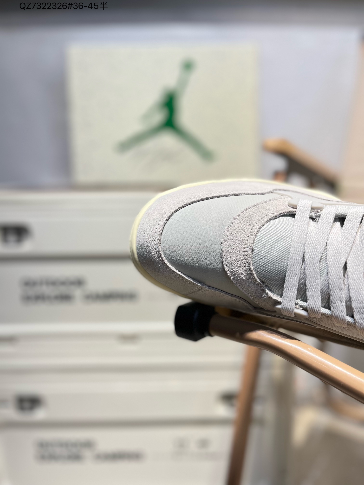 💰160
耐克 新款 Nike Air Jordan 4 Retro OG 低帮 迈克尔·乔丹AJ4代乔4 复古休闲运动文化篮球鞋。秉承轻量化的速度型篮球鞋设计思想完成设计，降低重量的同时提升舒适度，中底延续前作使用了分离式后掌可视化 Air Sole气垫。鞋带孔和后跟鞋提以籃网为造型灵感，将篮球运动巧妙融入到鞋款的设计之中，使鞋身整体富有流动性、节奏感和优雅气质。FQ7940 QZ7322326#36-45半