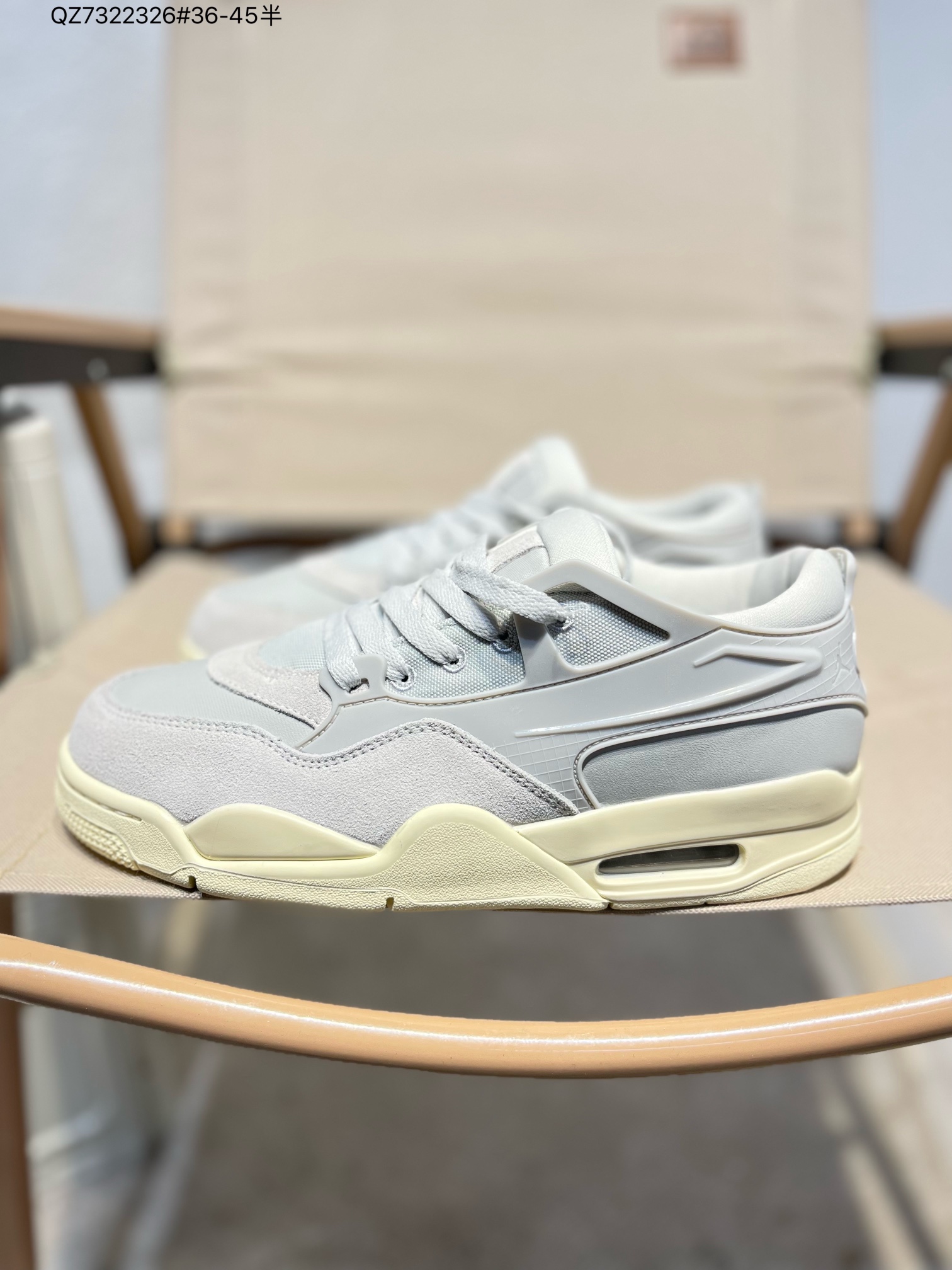 💰160
耐克 新款 Nike Air Jordan 4 Retro OG 低帮 迈克尔·乔丹AJ4代乔4 复古休闲运动文化篮球鞋。秉承轻量化的速度型篮球鞋设计思想完成设计，降低重量的同时提升舒适度，中底延续前作使用了分离式后掌可视化 Air Sole气垫。鞋带孔和后跟鞋提以籃网为造型灵感，将篮球运动巧妙融入到鞋款的设计之中，使鞋身整体富有流动性、节奏感和优雅气质。FQ7940 QZ7322326#36-45半