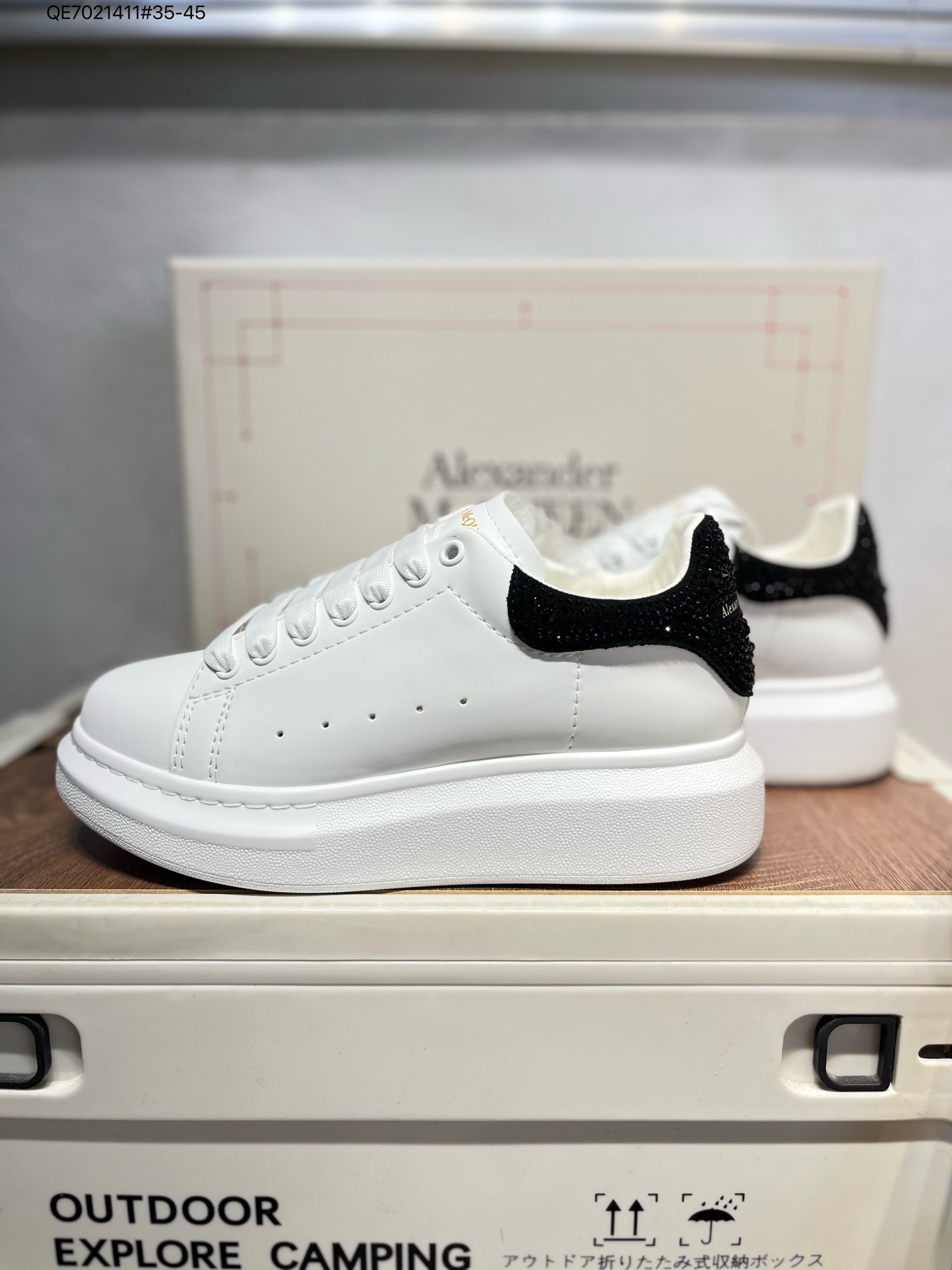 💰280
Alexander McQueen/麦昆 钻尾
亚历山大麦昆亚历山 大盒包装
2024ss春夏首发 时尚代表的小姐姐
肯定要走在时尚的风口！鞋子独特的个性增加十足的魅力，上脚超有风范 鞋面采用定制原版帆布。色泽温润。内里垫脚采用进口水染羊皮。柔韧性十足！圆头的设计让脚趾得到完全的释放🥰摆脱鞋子原本的压迫感！大底采用原版开模抽真空大底553680 QE7021411#35-45