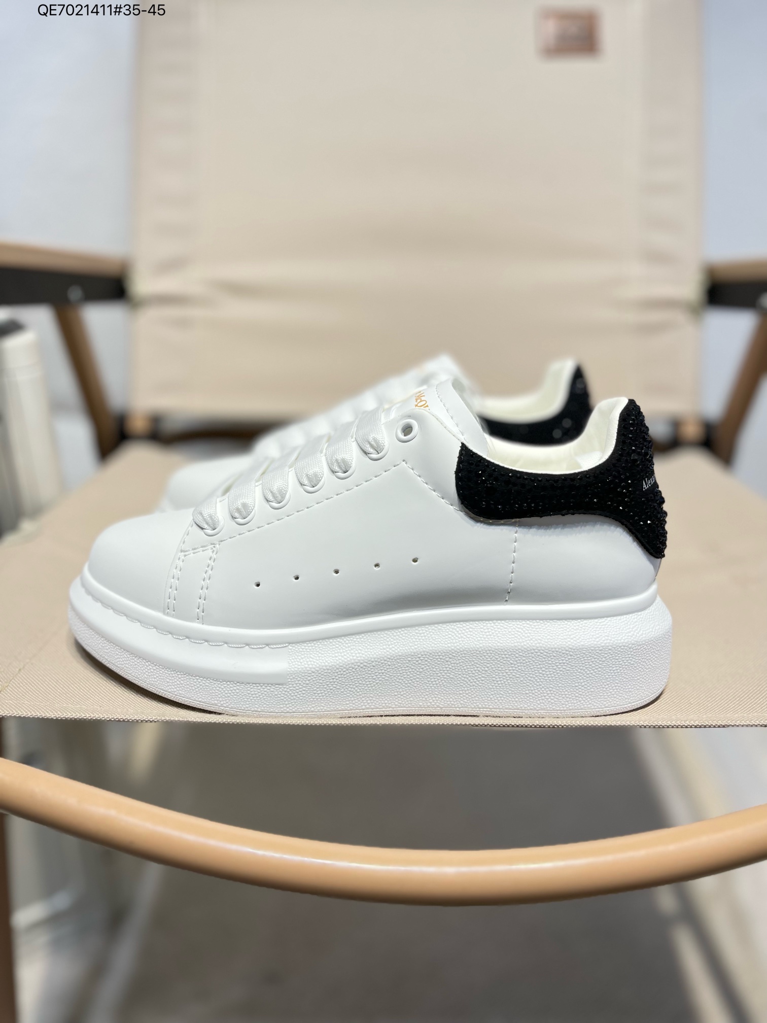 💰280
Alexander McQueen/麦昆 钻尾
亚历山大麦昆亚历山 大盒包装
2024ss春夏首发 时尚代表的小姐姐
肯定要走在时尚的风口！鞋子独特的个性增加十足的魅力，上脚超有风范 鞋面采用定制原版帆布。色泽温润。内里垫脚采用进口水染羊皮。柔韧性十足！圆头的设计让脚趾得到完全的释放🥰摆脱鞋子原本的压迫感！大底采用原版开模抽真空大底553680 QE7021411#35-45