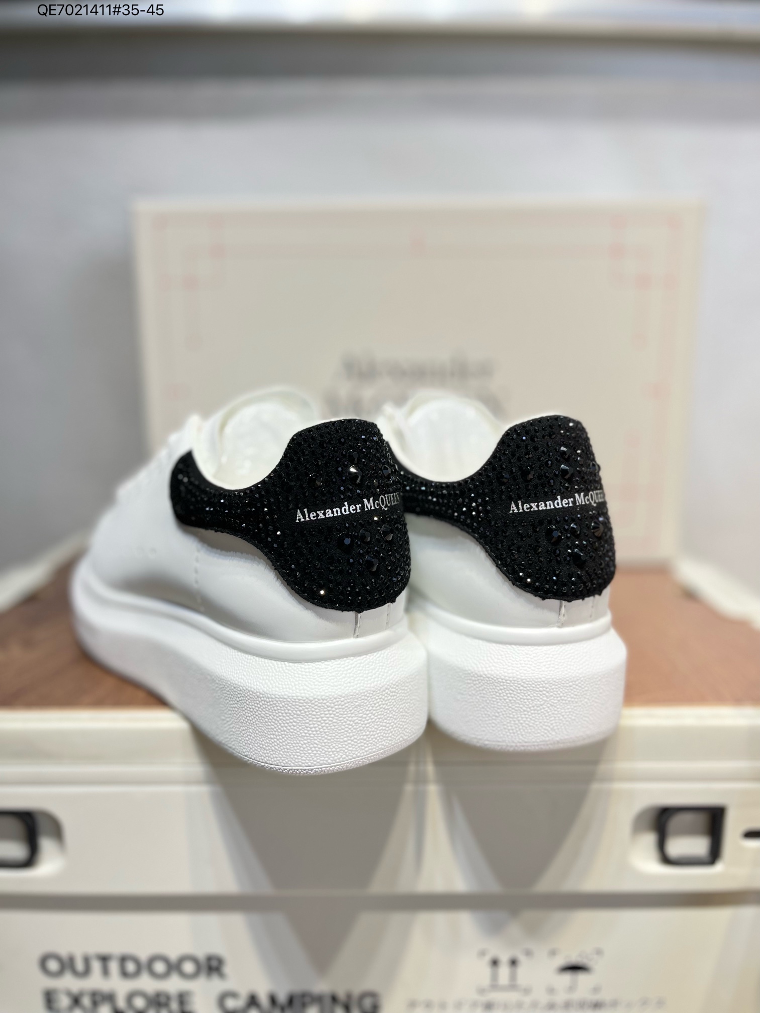 💰280
Alexander McQueen/麦昆 钻尾
亚历山大麦昆亚历山 大盒包装
2024ss春夏首发 时尚代表的小姐姐
肯定要走在时尚的风口！鞋子独特的个性增加十足的魅力，上脚超有风范 鞋面采用定制原版帆布。色泽温润。内里垫脚采用进口水染羊皮。柔韧性十足！圆头的设计让脚趾得到完全的释放🥰摆脱鞋子原本的压迫感！大底采用原版开模抽真空大底553680 QE7021411#35-45