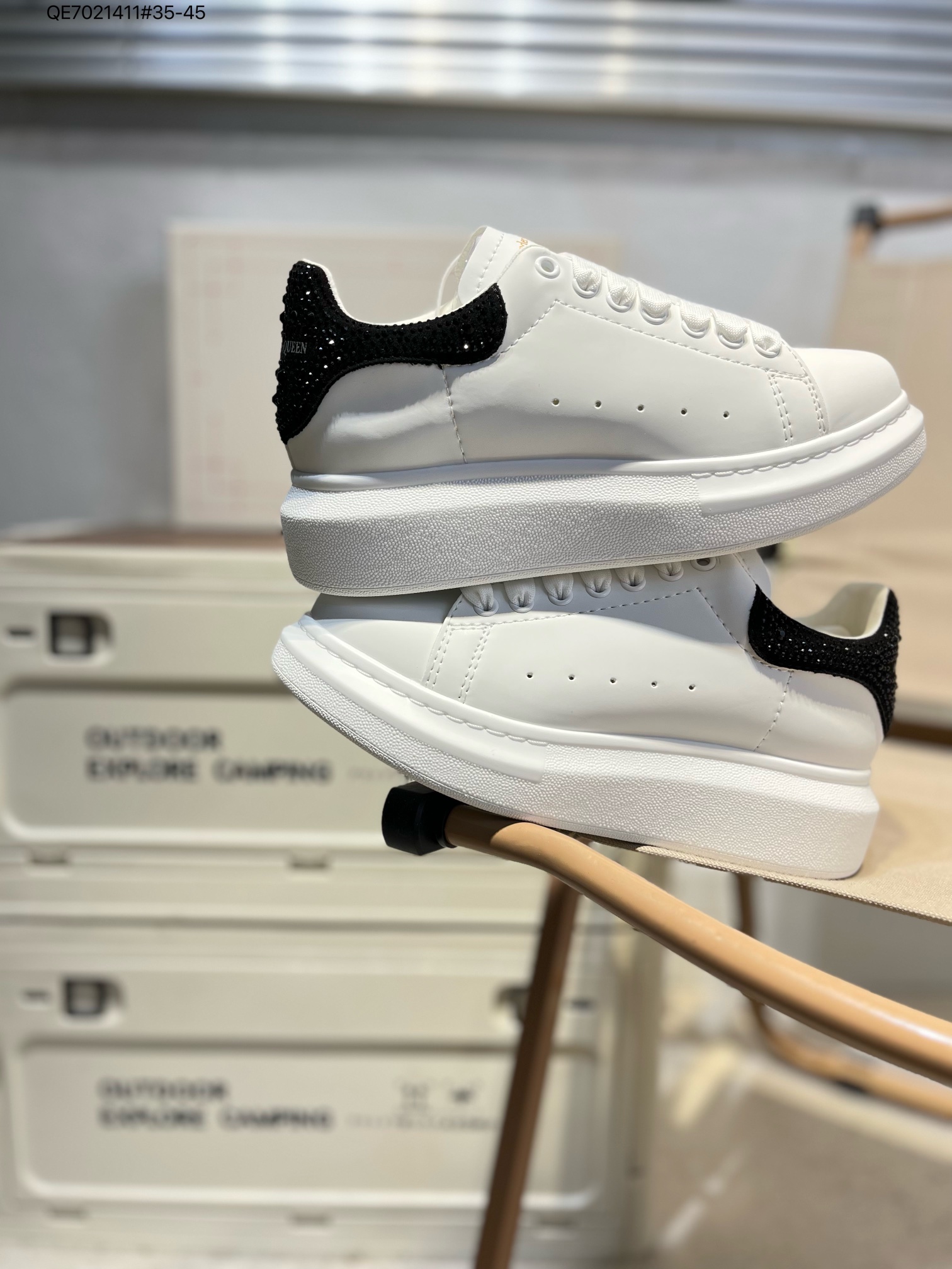 💰280
Alexander McQueen/麦昆 钻尾
亚历山大麦昆亚历山 大盒包装
2024ss春夏首发 时尚代表的小姐姐
肯定要走在时尚的风口！鞋子独特的个性增加十足的魅力，上脚超有风范 鞋面采用定制原版帆布。色泽温润。内里垫脚采用进口水染羊皮。柔韧性十足！圆头的设计让脚趾得到完全的释放🥰摆脱鞋子原本的压迫感！大底采用原版开模抽真空大底553680 QE7021411#35-45