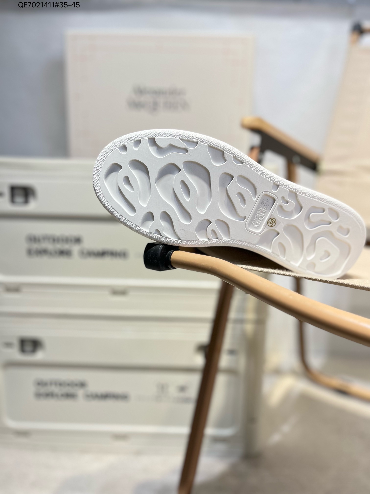 💰280
Alexander McQueen/麦昆 钻尾
亚历山大麦昆亚历山 大盒包装
2024ss春夏首发 时尚代表的小姐姐
肯定要走在时尚的风口！鞋子独特的个性增加十足的魅力，上脚超有风范 鞋面采用定制原版帆布。色泽温润。内里垫脚采用进口水染羊皮。柔韧性十足！圆头的设计让脚趾得到完全的释放🥰摆脱鞋子原本的压迫感！大底采用原版开模抽真空大底553680 QE7021411#35-45