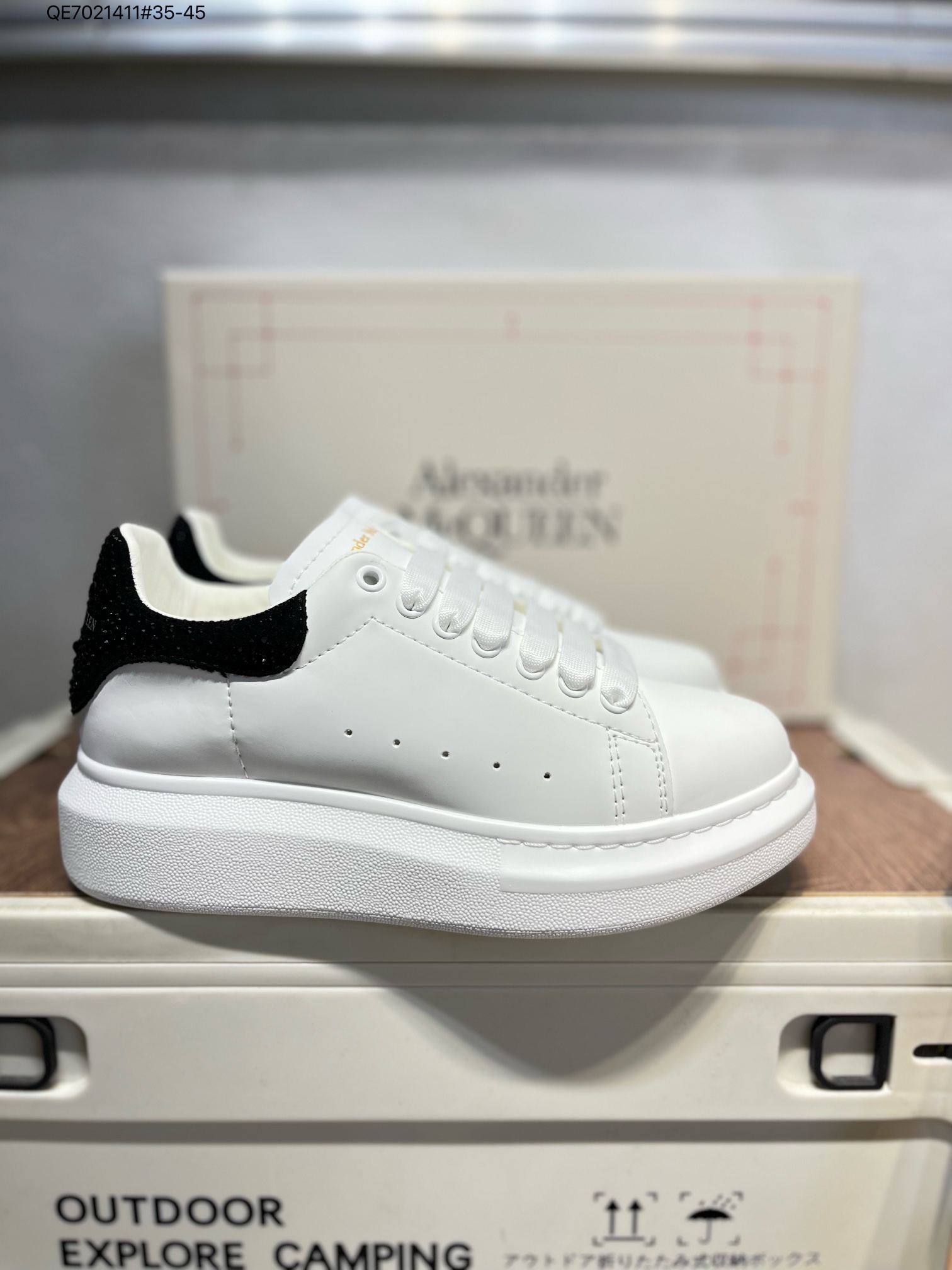 💰280
Alexander McQueen/麦昆 钻尾
亚历山大麦昆亚历山 大盒包装
2024ss春夏首发 时尚代表的小姐姐
肯定要走在时尚的风口！鞋子独特的个性增加十足的魅力，上脚超有风范 鞋面采用定制原版帆布。色泽温润。内里垫脚采用进口水染羊皮。柔韧性十足！圆头的设计让脚趾得到完全的释放🥰摆脱鞋子原本的压迫感！大底采用原版开模抽真空大底553680 QE7021411#35-45