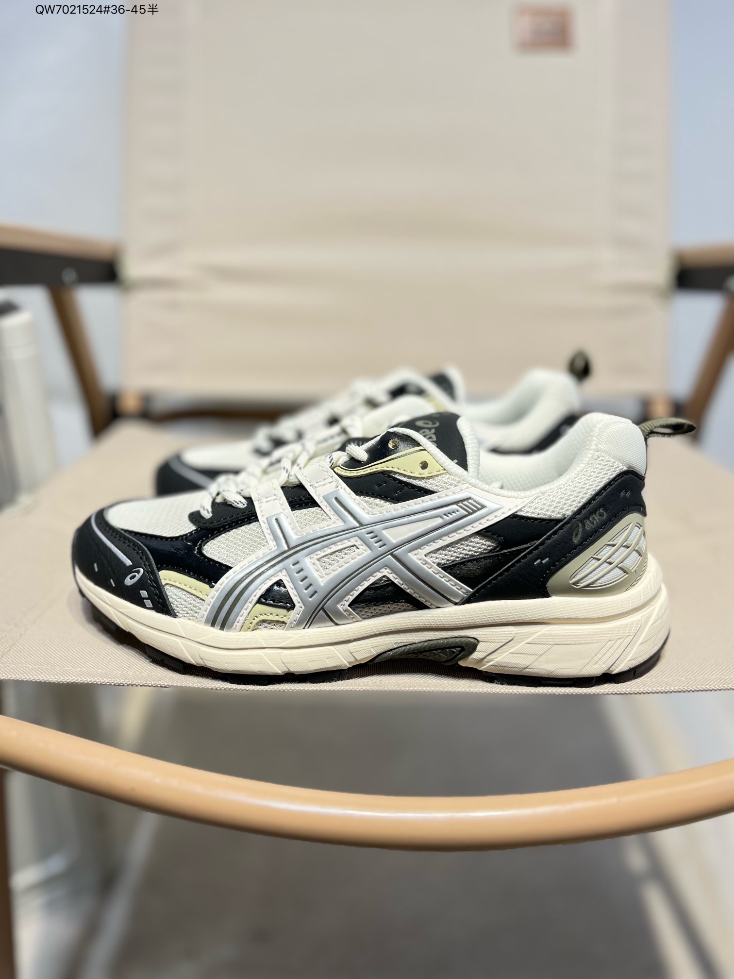 💰260
Asics GEL-NUNOBIKI亚瑟士经典跑鞋 如今机能风和户外风吹得正劲，便是主打“Urban Outdoor机能越野风格”，城市和户外场景都能轻松应对。关键是跑鞋的颜值也很高1203A536 QW7021524#36-45半