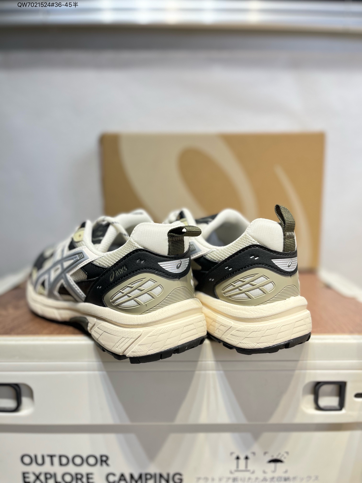 💰260
Asics GEL-NUNOBIKI亚瑟士经典跑鞋 如今机能风和户外风吹得正劲，便是主打“Urban Outdoor机能越野风格”，城市和户外场景都能轻松应对。关键是跑鞋的颜值也很高1203A536 QW7021524#36-45半