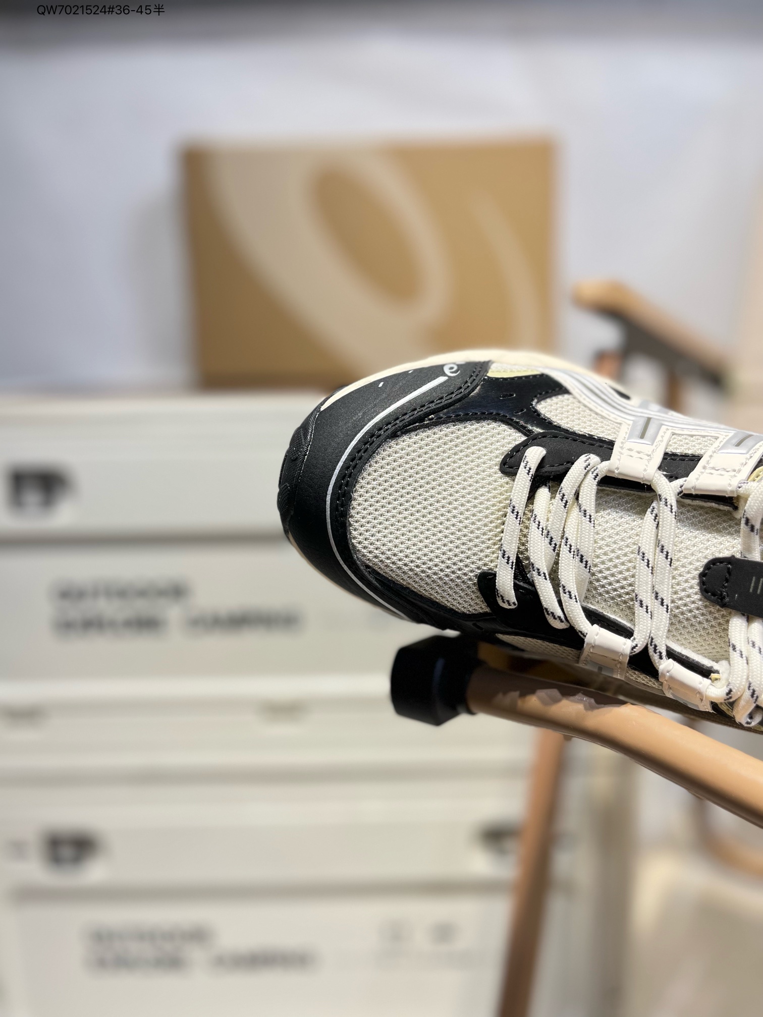 💰260
Asics GEL-NUNOBIKI亚瑟士经典跑鞋 如今机能风和户外风吹得正劲，便是主打“Urban Outdoor机能越野风格”，城市和户外场景都能轻松应对。关键是跑鞋的颜值也很高1203A536 QW7021524#36-45半