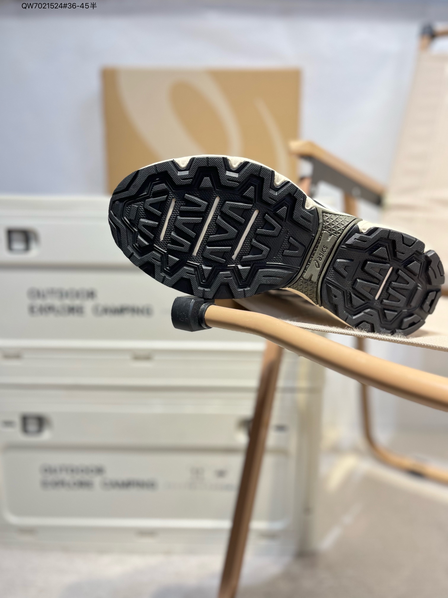 💰260
Asics GEL-NUNOBIKI亚瑟士经典跑鞋 如今机能风和户外风吹得正劲，便是主打“Urban Outdoor机能越野风格”，城市和户外场景都能轻松应对。关键是跑鞋的颜值也很高1203A536 QW7021524#36-45半