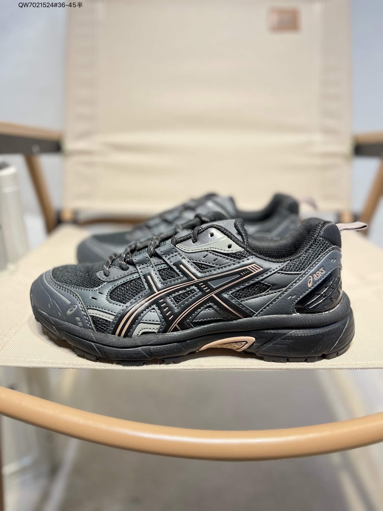💰260
Asics GEL-NUNOBIKI亚瑟士经典跑鞋 如今机能风和户外风吹得正劲，便是主打“Urban Outdoor机能越野风格”，城市和户外场景都能轻松应对。关键是跑鞋的颜值也很高1203A536 QW7021524#36-45半